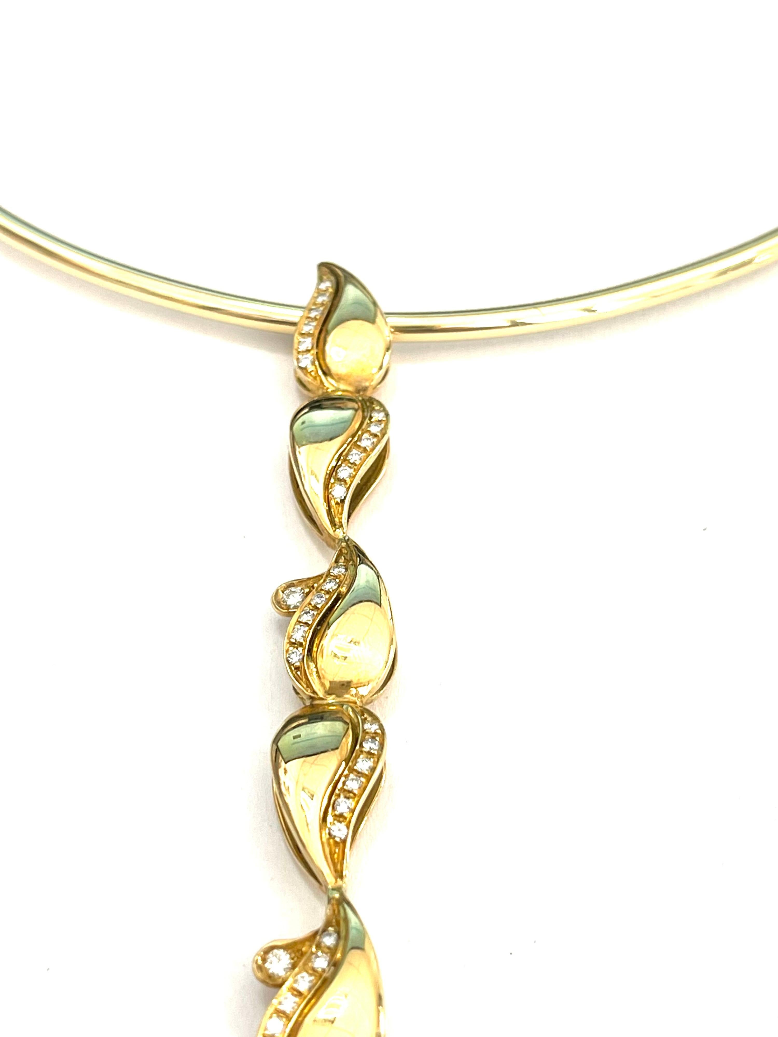 Very thin flexible Chocker that emphasizes the central pendant made of 18 kt yellow gold and white diamonds
The total weight of the gold is GR 20.8
The total weight of diamonds is CT 0.35

Stamp 10 MI 750
