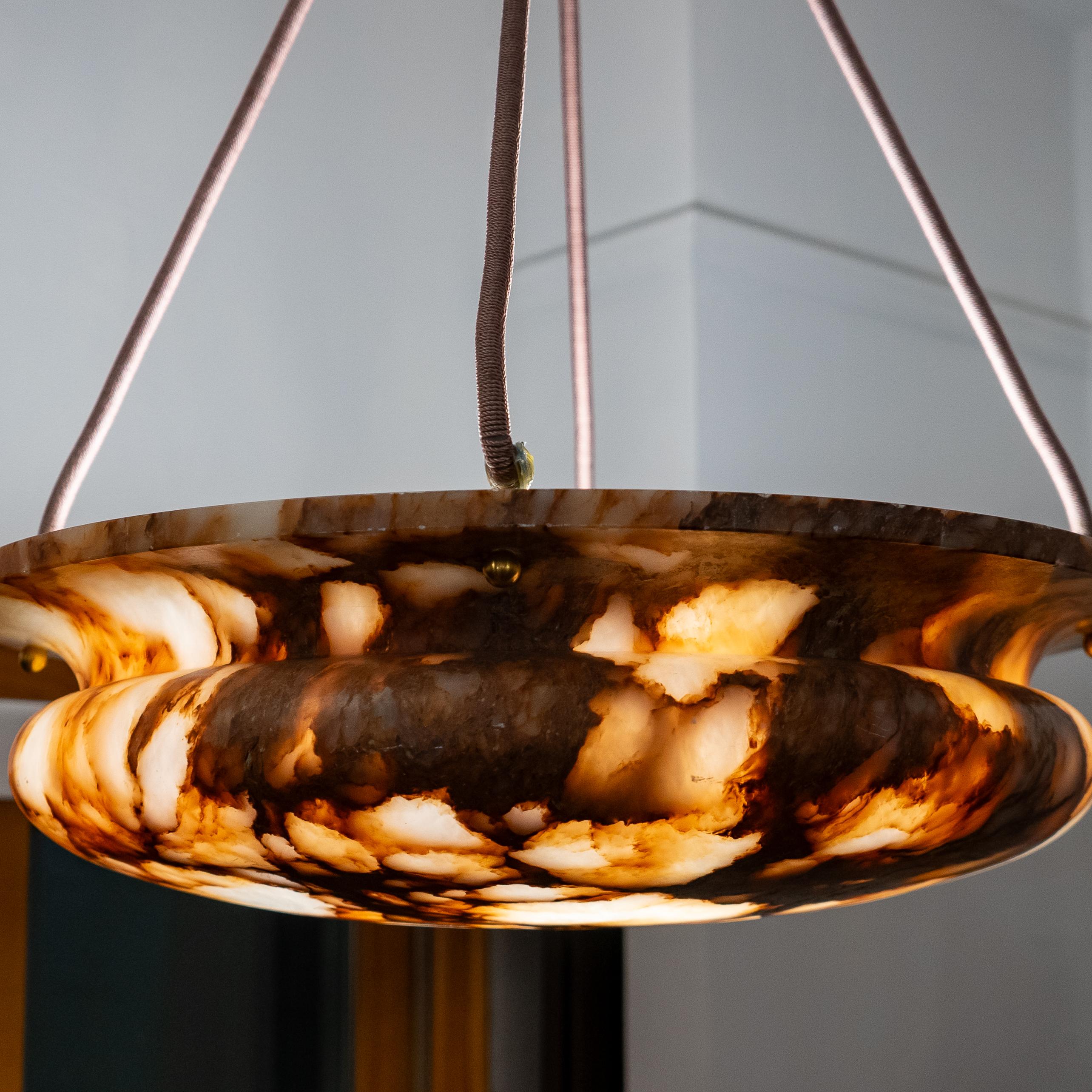 Elegia il tuo spazio con la lussuosa lampada Chocolate Alabaster, un mix straordinario di eleganza e calore. Realizzato in ricco alabastro marrone, questo apparecchio emana un fascino sofisticato che migliora l'atmosfera di qualsiasi stanza. La