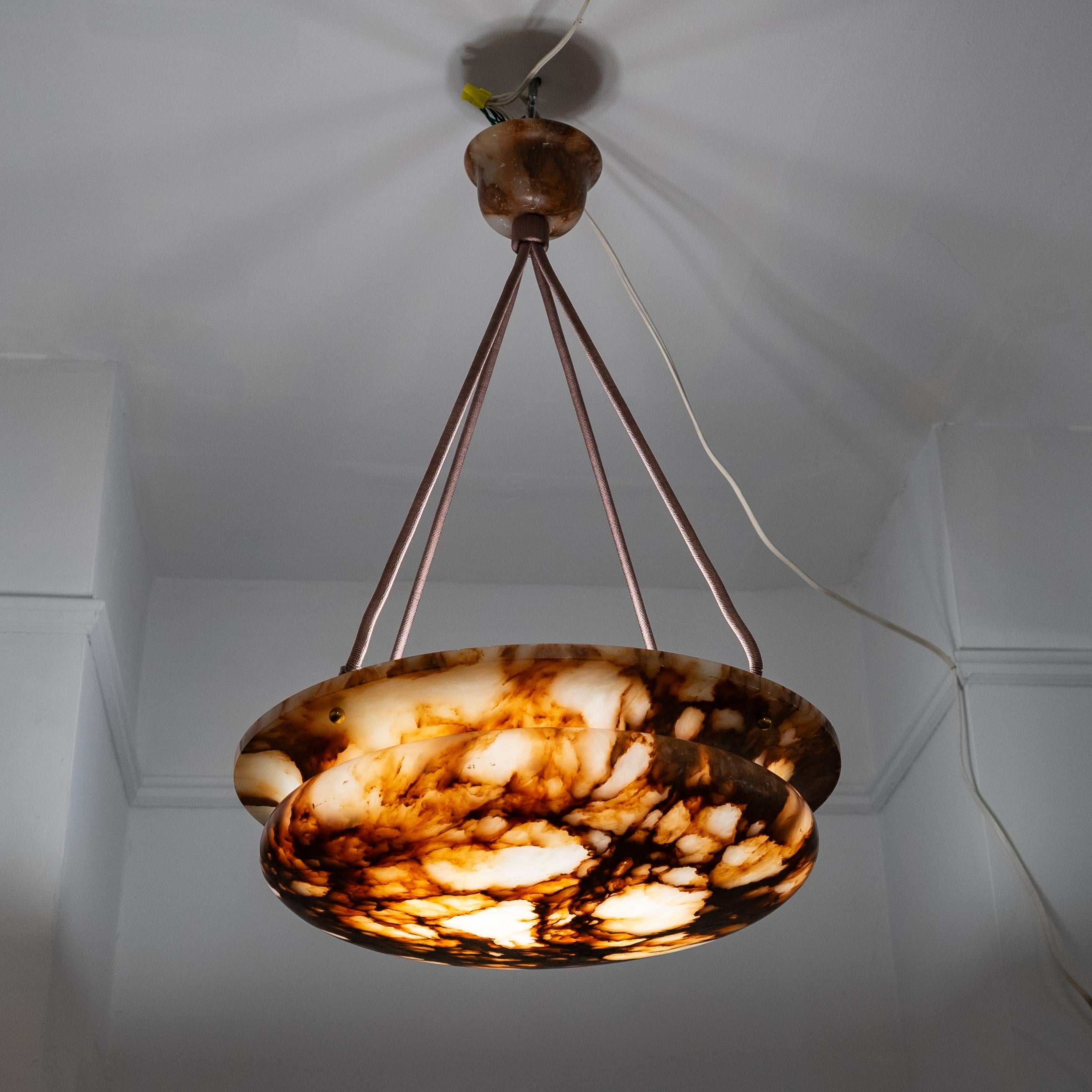 Intagliato Apparecchio di illuminazione in alabastro color cioccolato in vendita