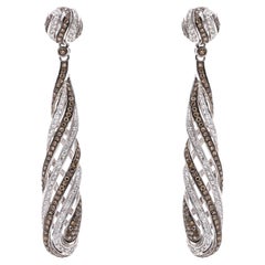 Pendants d'oreilles torsadés en or blanc 14 carats avec diamants blancs et chocolat, poids total d'environ 1,77 carat