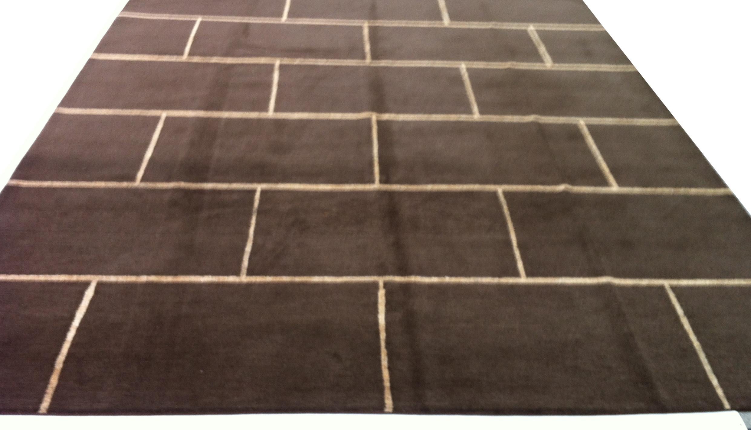 Costruisci una base solida per mettere in mostra altri elementi di design con un tappeto marrone cioccolato e crema. I toni del marrone e del crema offrono numerose possibilità di integrazione con altre texture e palette di colori. Il misto lana e