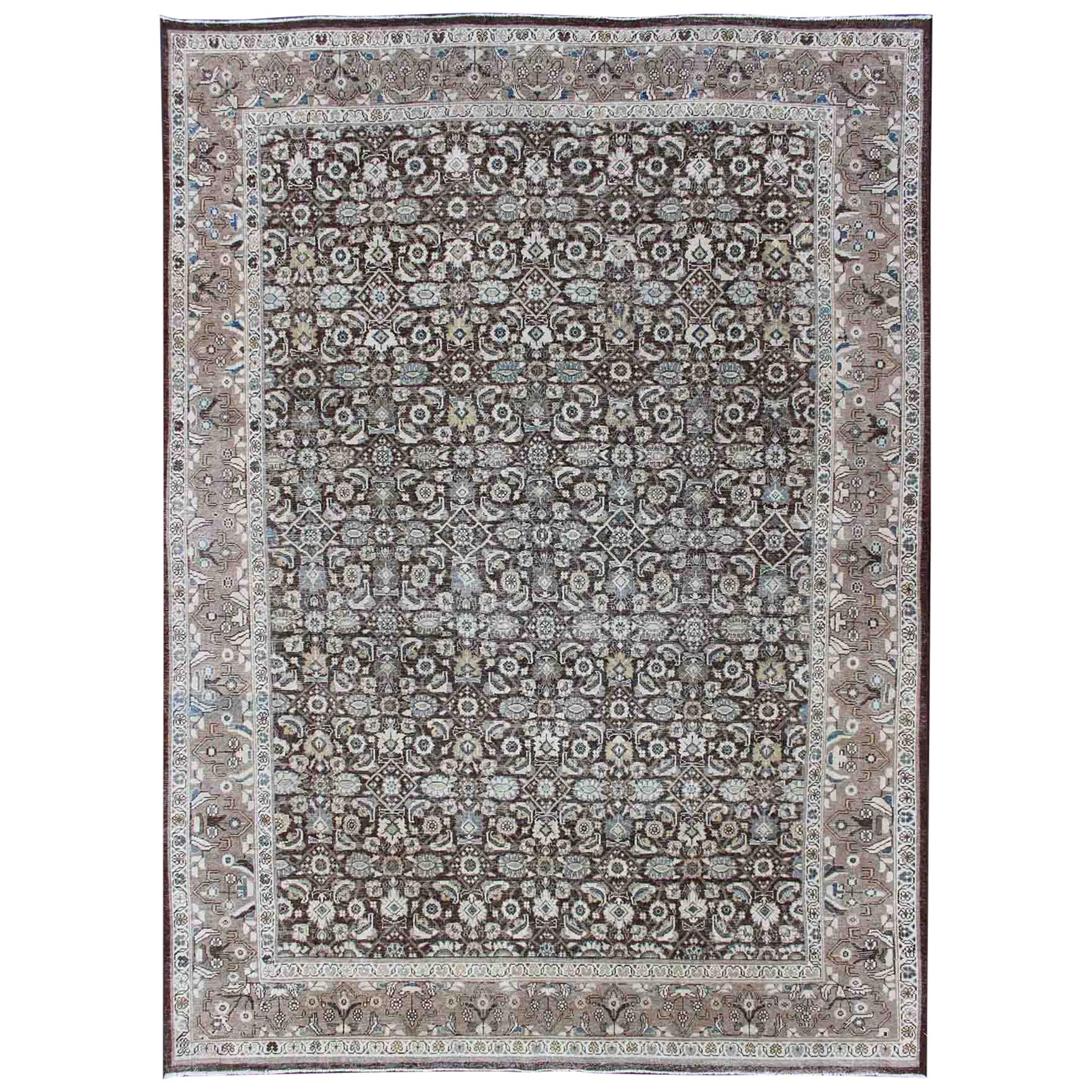 Tapis persan ancien de Tabriz à fond brun chocolat avec motif sur toute sa surface