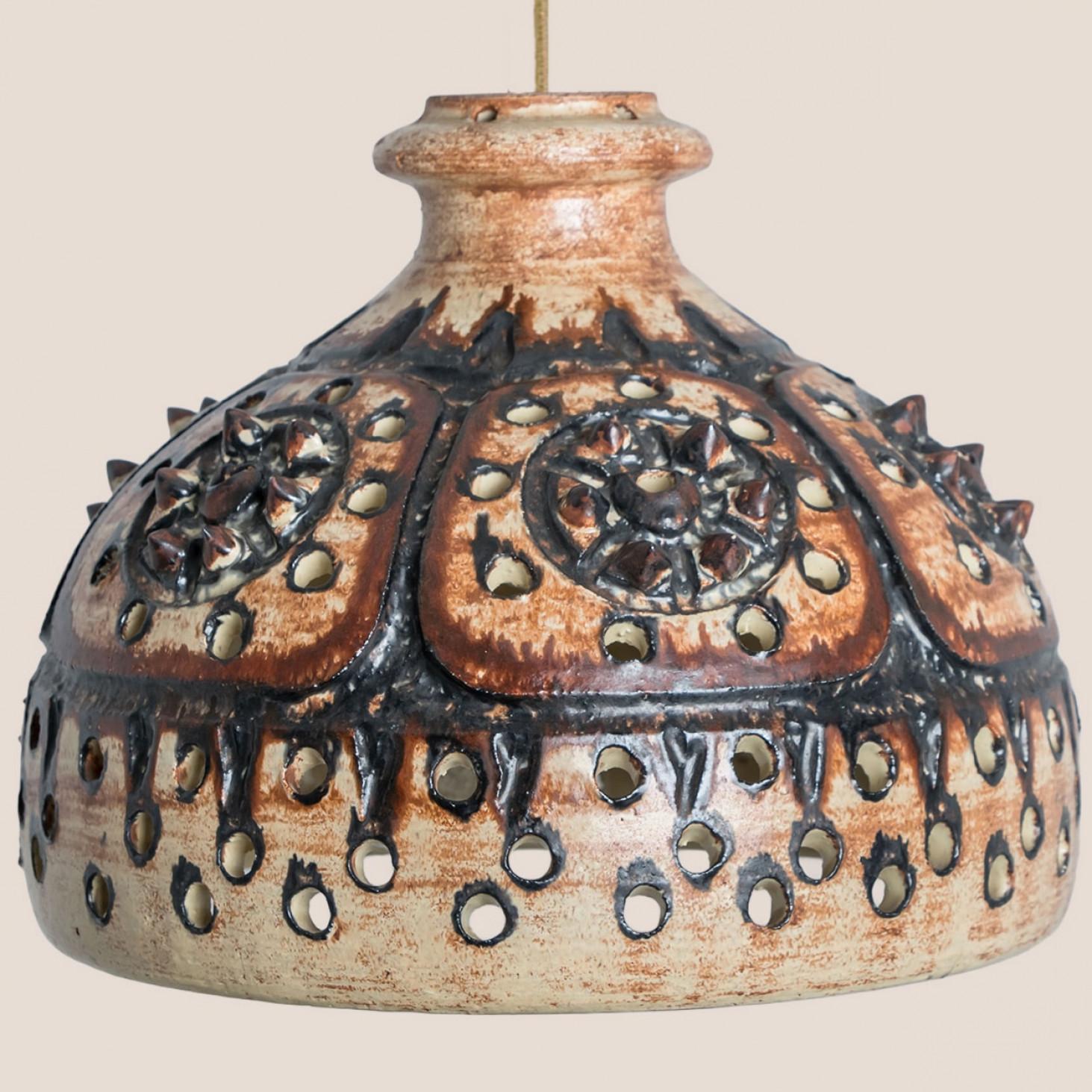 Suspension élégante en céramique fabriquée au Danemark. La lampe est fabriquée en céramique beige et marron et présente un motif de trous et de pointes, ce qui crée un bel éclairage.

Une pièce unique dans la pièce.

Nettoyé, bien câblé, en parfait