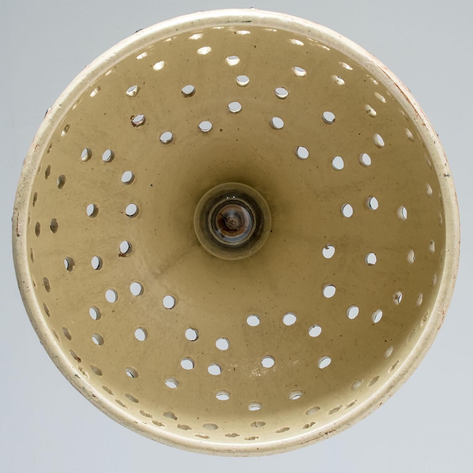 Autre Pendentif en céramique beige brun chocolat avec trous et pointes, Danemark années 1960 en vente