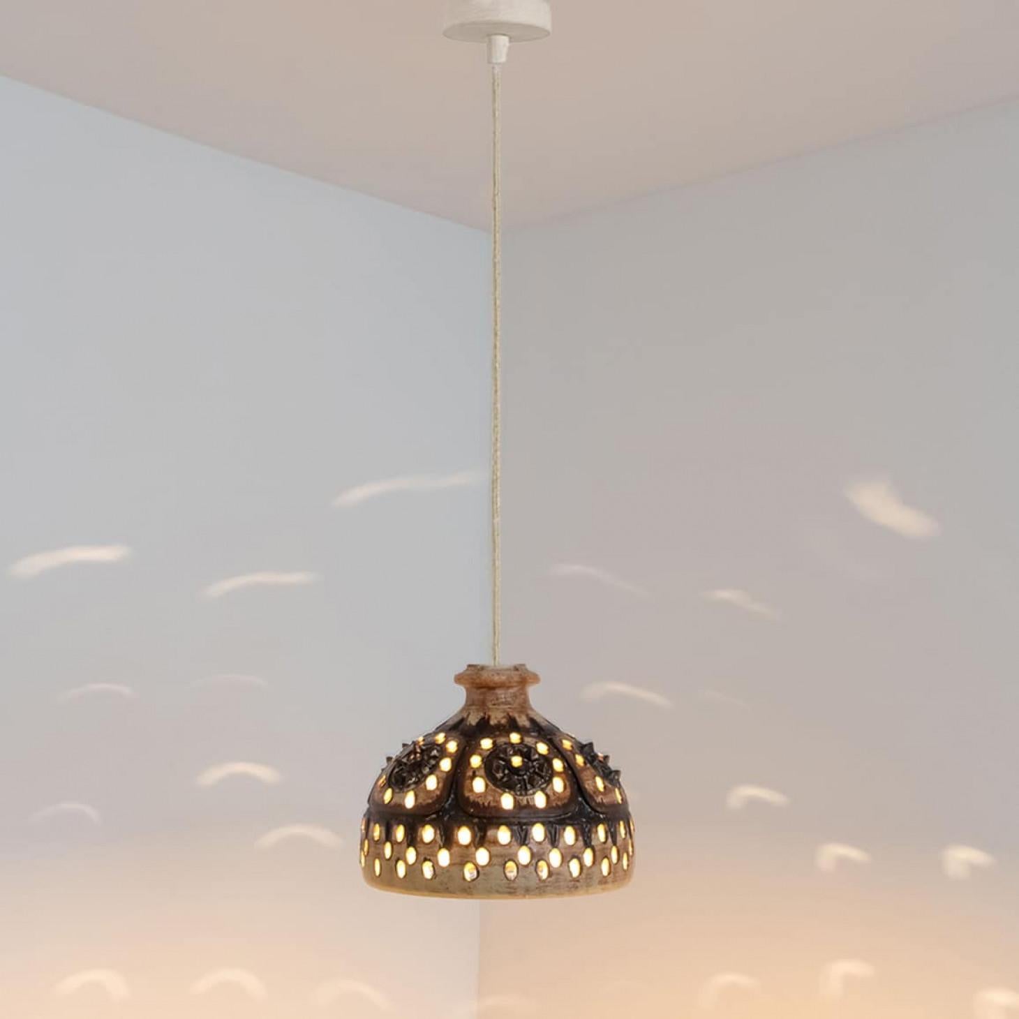 Pendentif en céramique beige brun chocolat avec trous et pointes, Danemark années 1960 Bon état - En vente à Rijssen, NL