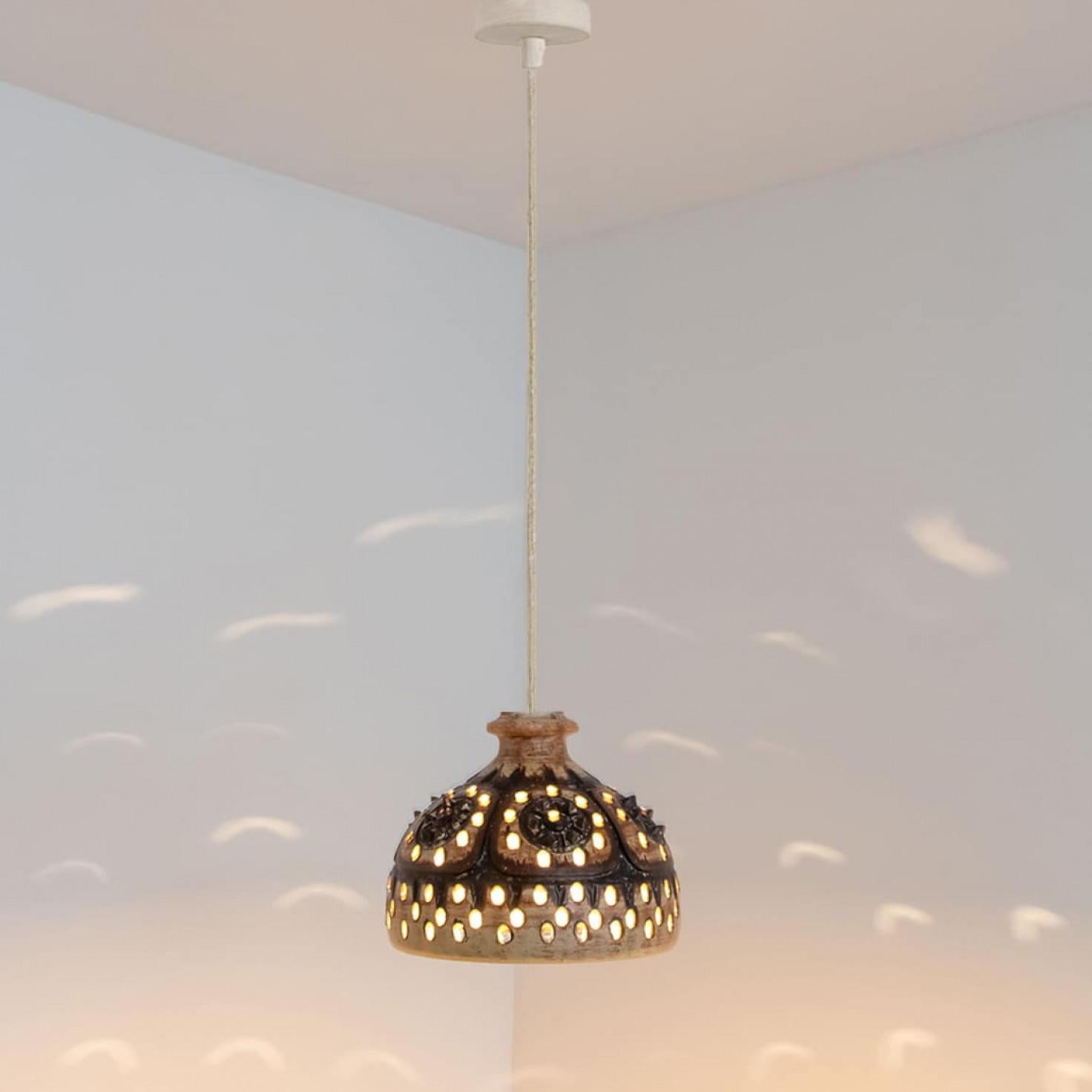 Pendentif en céramique beige brun chocolat avec trous et pointes, Danemark années 1960 Bon état - En vente à Rijssen, NL