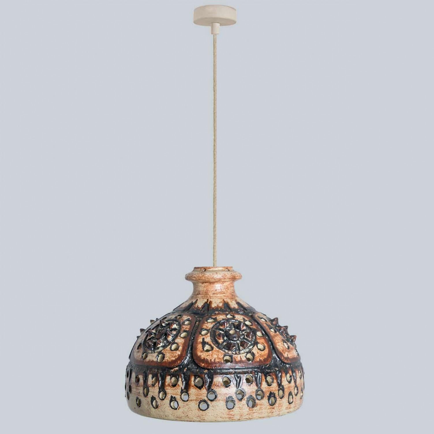 Céramique Pendentif en céramique beige brun chocolat avec trous et pointes, Danemark années 1960 en vente