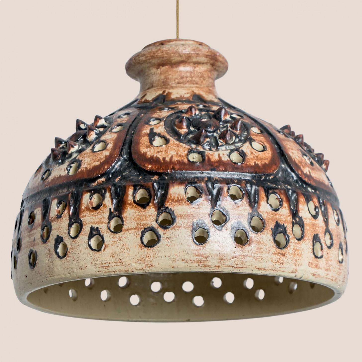 Pendentif en céramique beige brun chocolat avec trous et pointes, Danemark années 1960 en vente 1