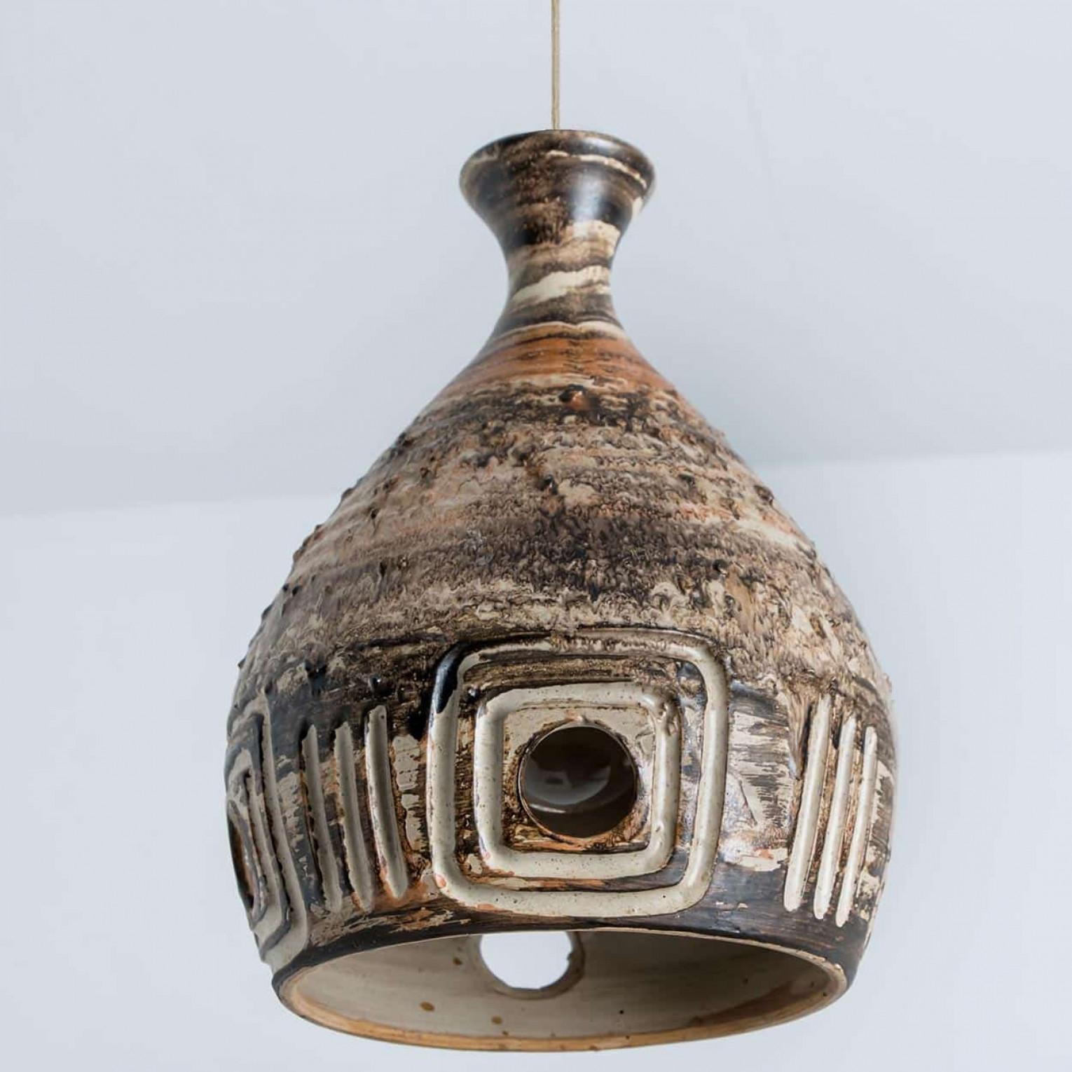 Pendentif en céramique brun chocolat à motif géométrique, Danemark, années 1960 Bon état - En vente à Rijssen, NL