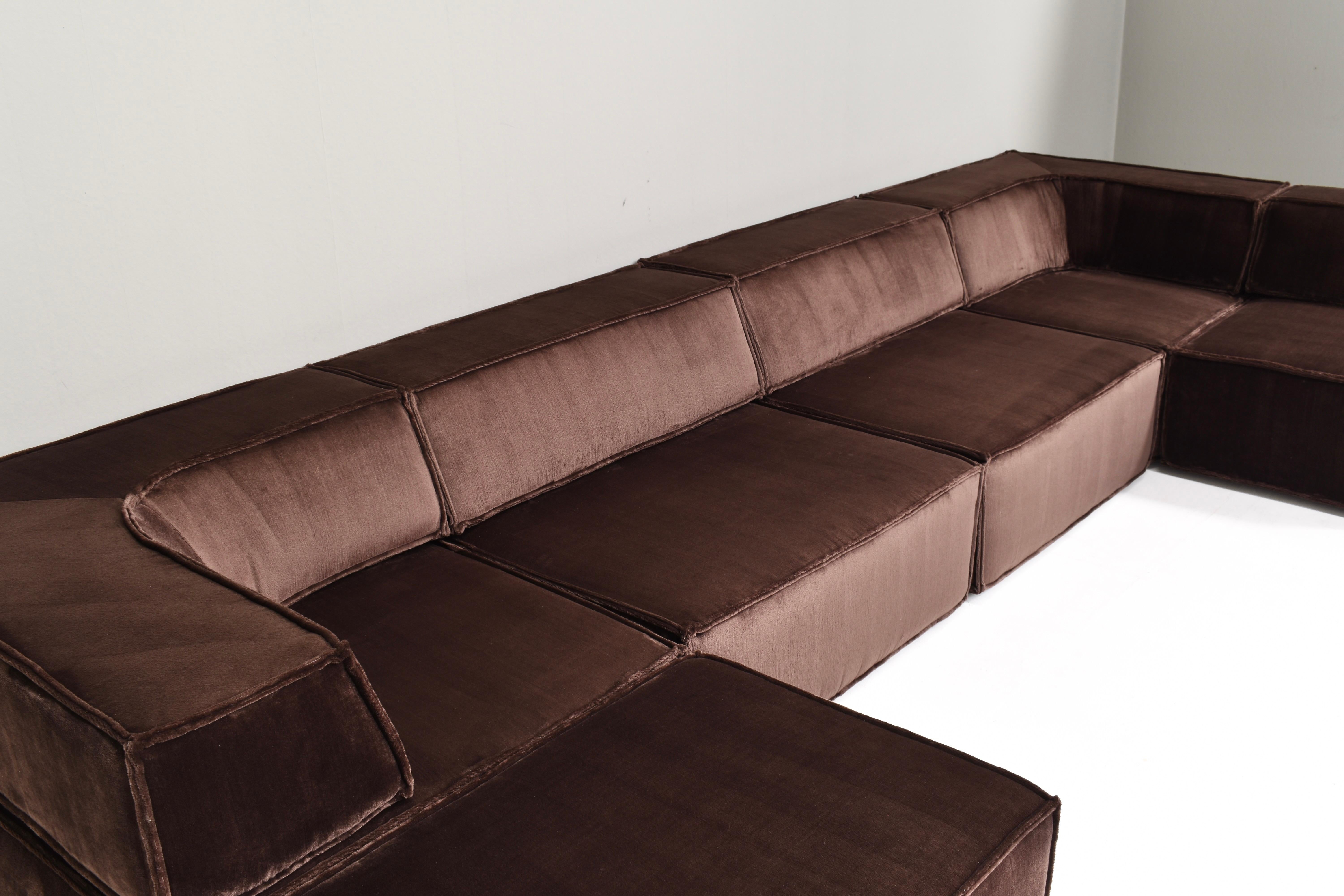 Vintage COR Trio Sofa in neuem Dark Chocolate Brown Velvet.
Der Samt kann gebürstet werden, um ihm einen anderen Look zu verleihen, mit helleren und dunkleren Brauntönen (siehe verschiedene Looks auf den Bildern). Bei der Verwendung erscheinen die