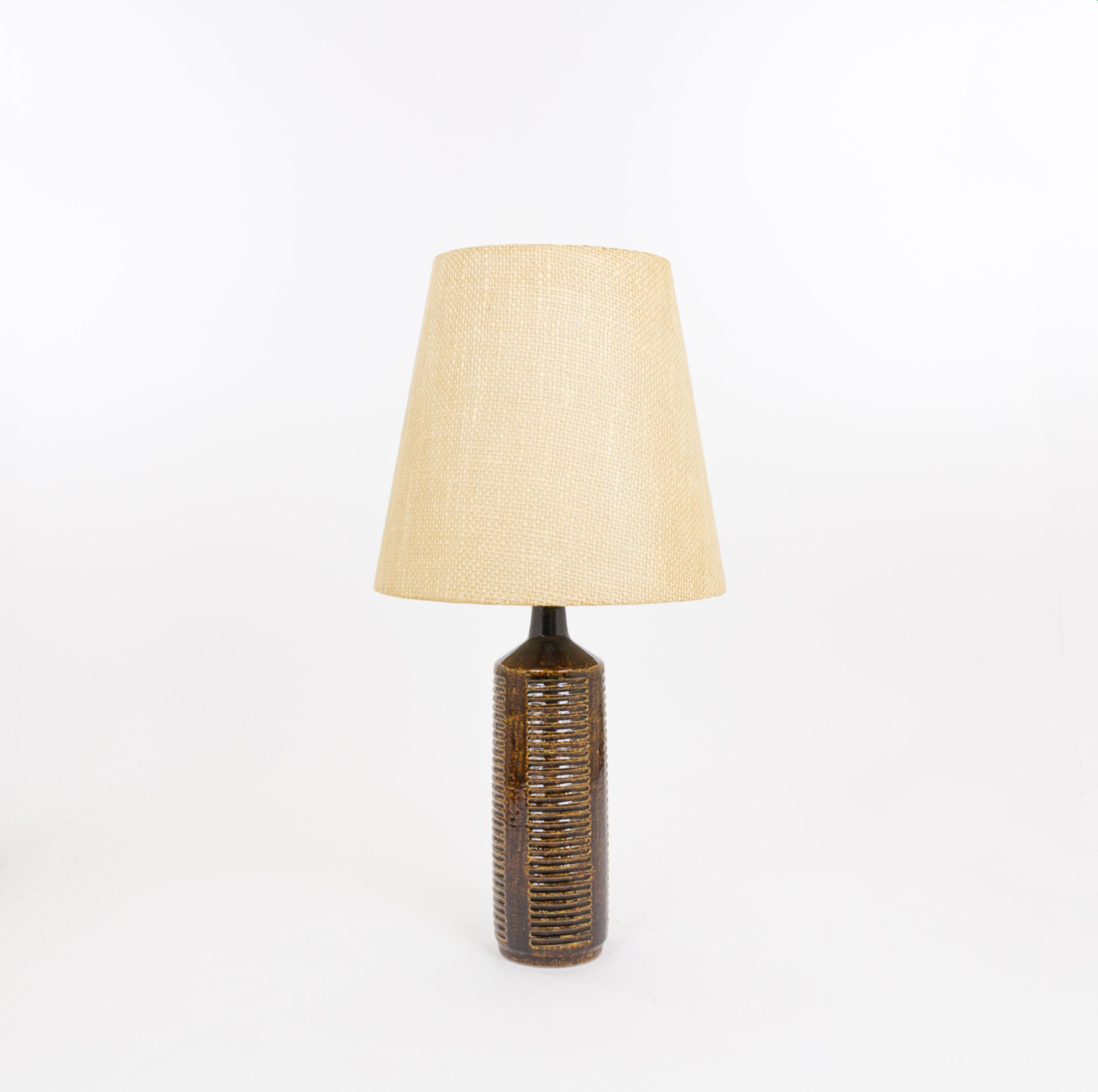 Model DL/27 XL table lamp made by Annelise and Per Linnemann-Schmidt for Palshus in the 1960s. The colour of the handmade decorated base is Dark Chocolate Brown. It has impressed patterns.

The lamp comes with its original lampshade holder. The