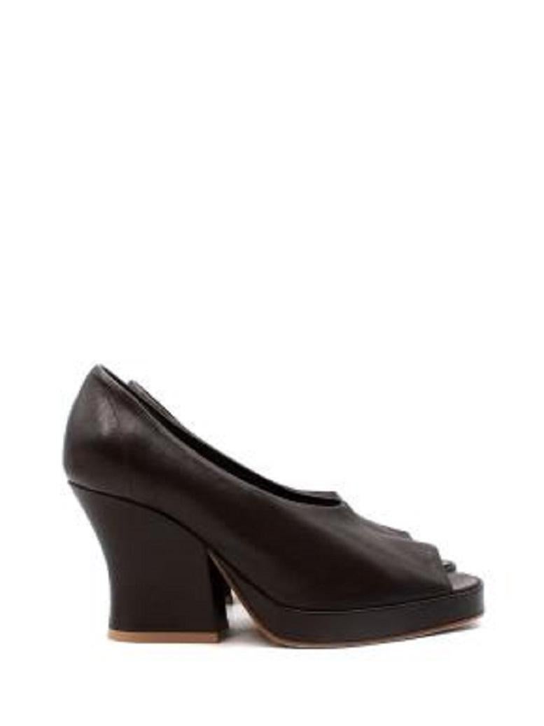  Bottega Veneta Bombas de tacón con plataforma apilable marrón chocolate
 
 - Piel flexible en un intenso tono marrón
 - Peep toe
 - Talón esculpido
 - Plataforma delantera baja 
 
 Materiales:
 Piel 
 
 Fabricado en Italia 
 
 9,5 excelente estado,