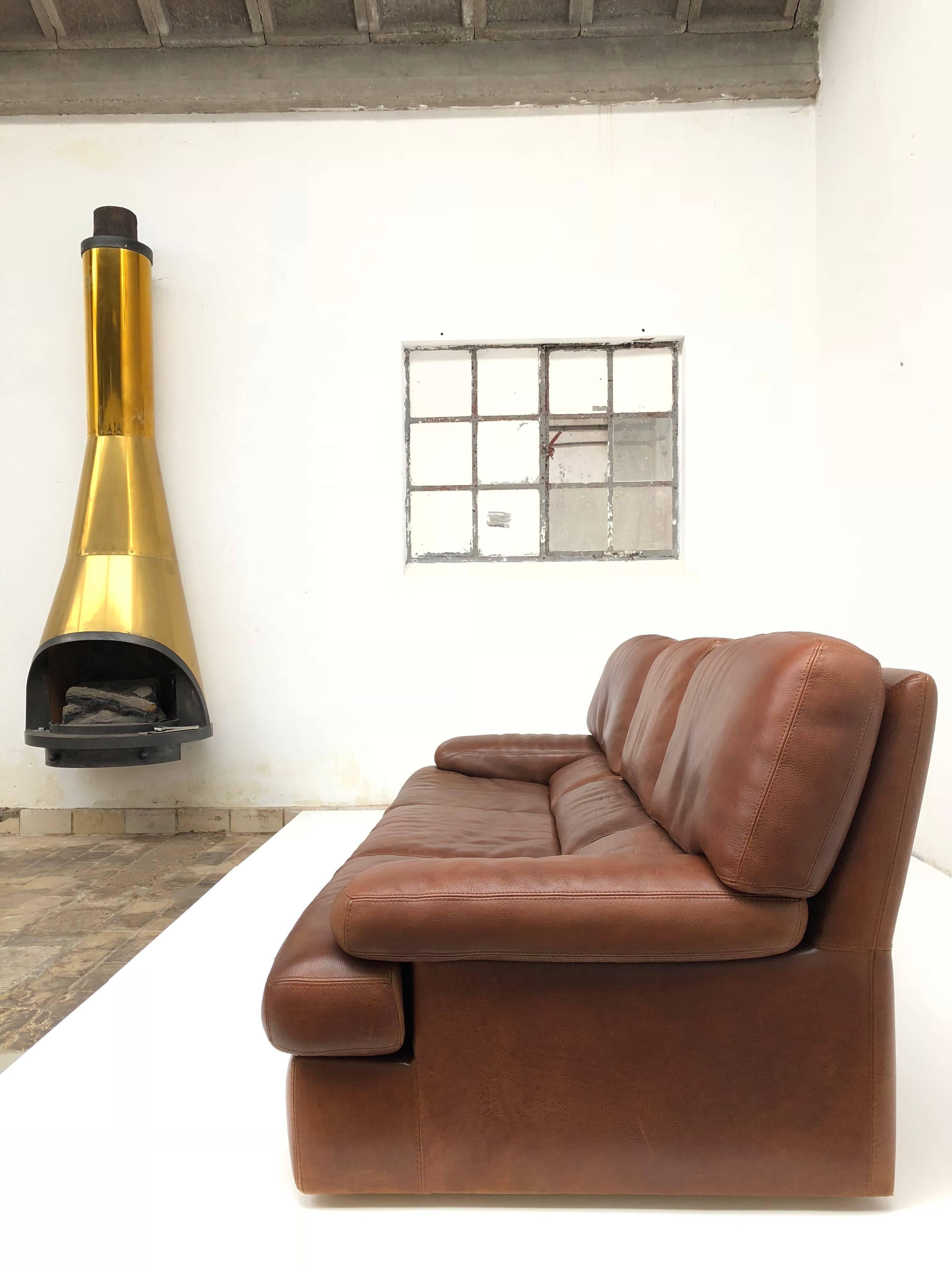 Canapé trois places Roche Bobois en cuir vintage brun chocolat très confortable

C'est le genre de canapé dans lequel on a envie de se plonger après une dure journée de travail

Superbe qualité de cuir épais avec une belle patine vintage