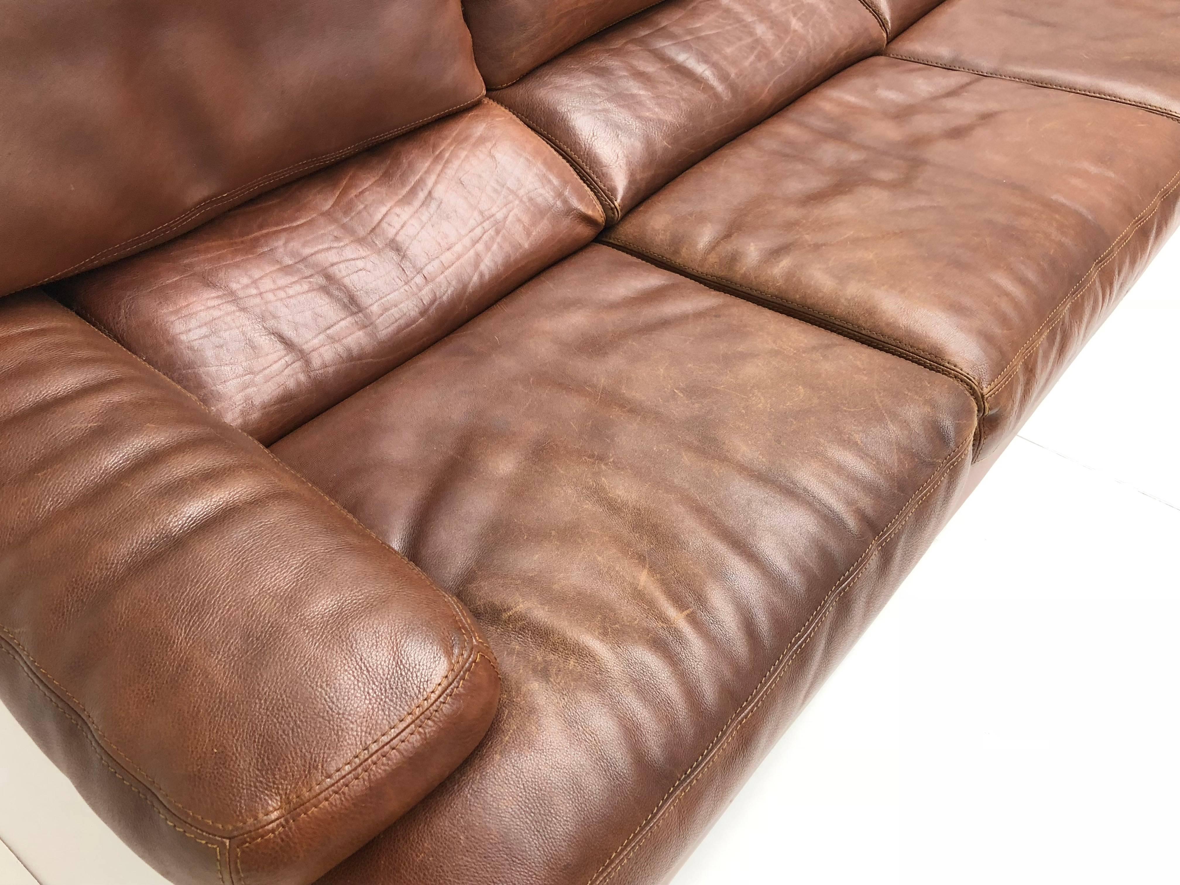 Français Canapé trois places Roche Bobois en cuir brun chocolat:: Paris:: France