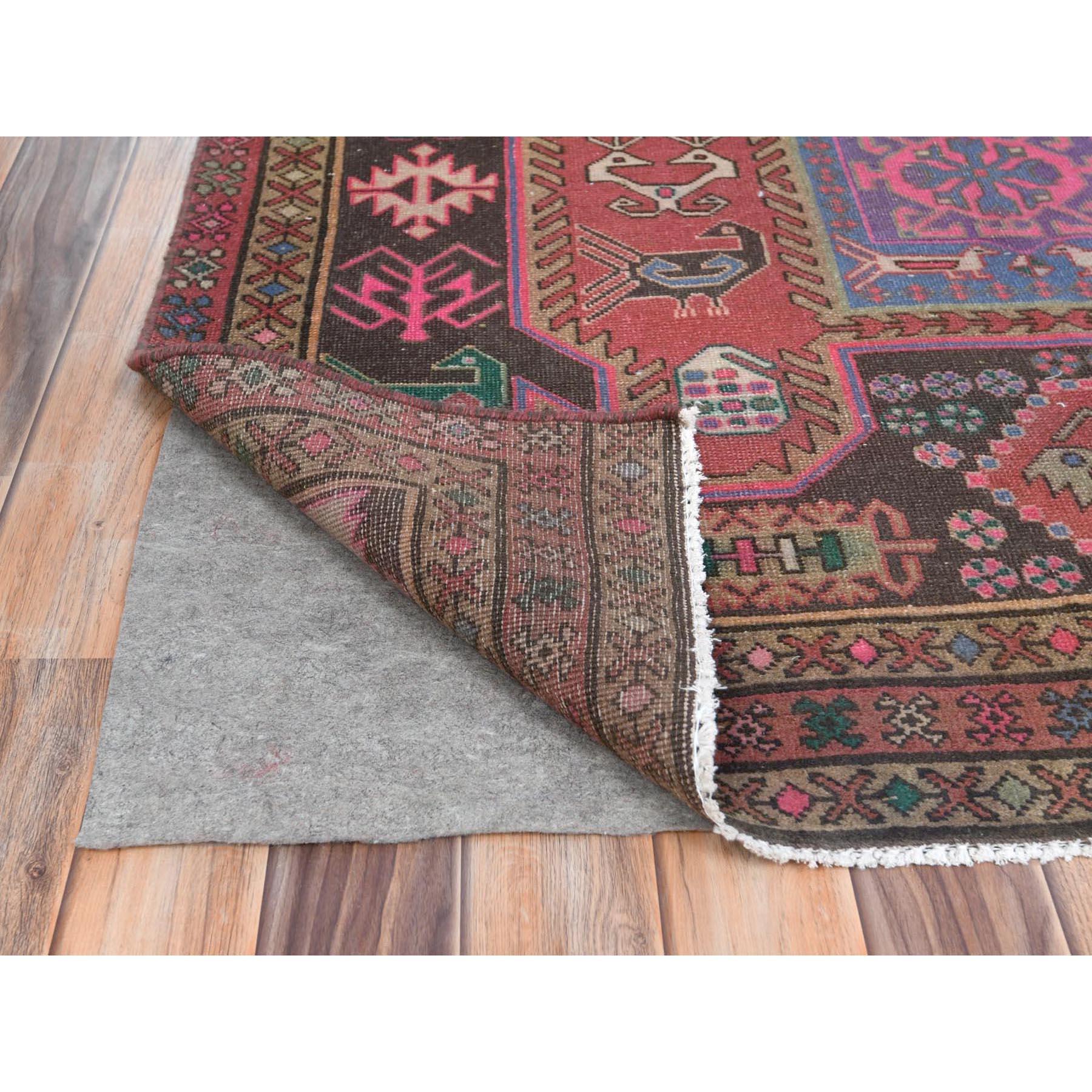 Schokoladenbraun, Vintage Northwest Persian, Abrash handgeknüpfter getragener Wollteppich (Mittelalterlich)