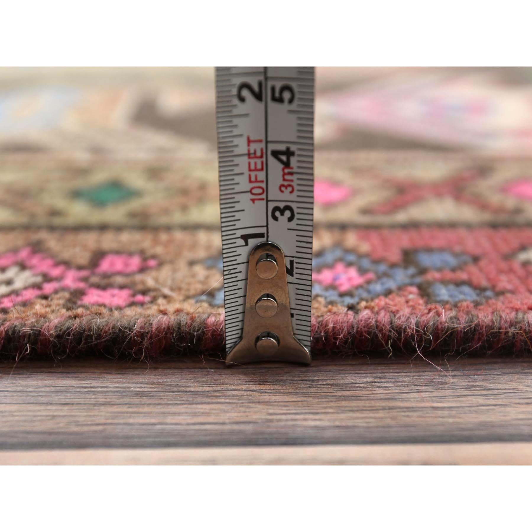 Schokoladenbraun, Vintage Northwest Persian, Abrash handgeknüpfter getragener Wollteppich im Zustand „Gut“ in Carlstadt, NJ