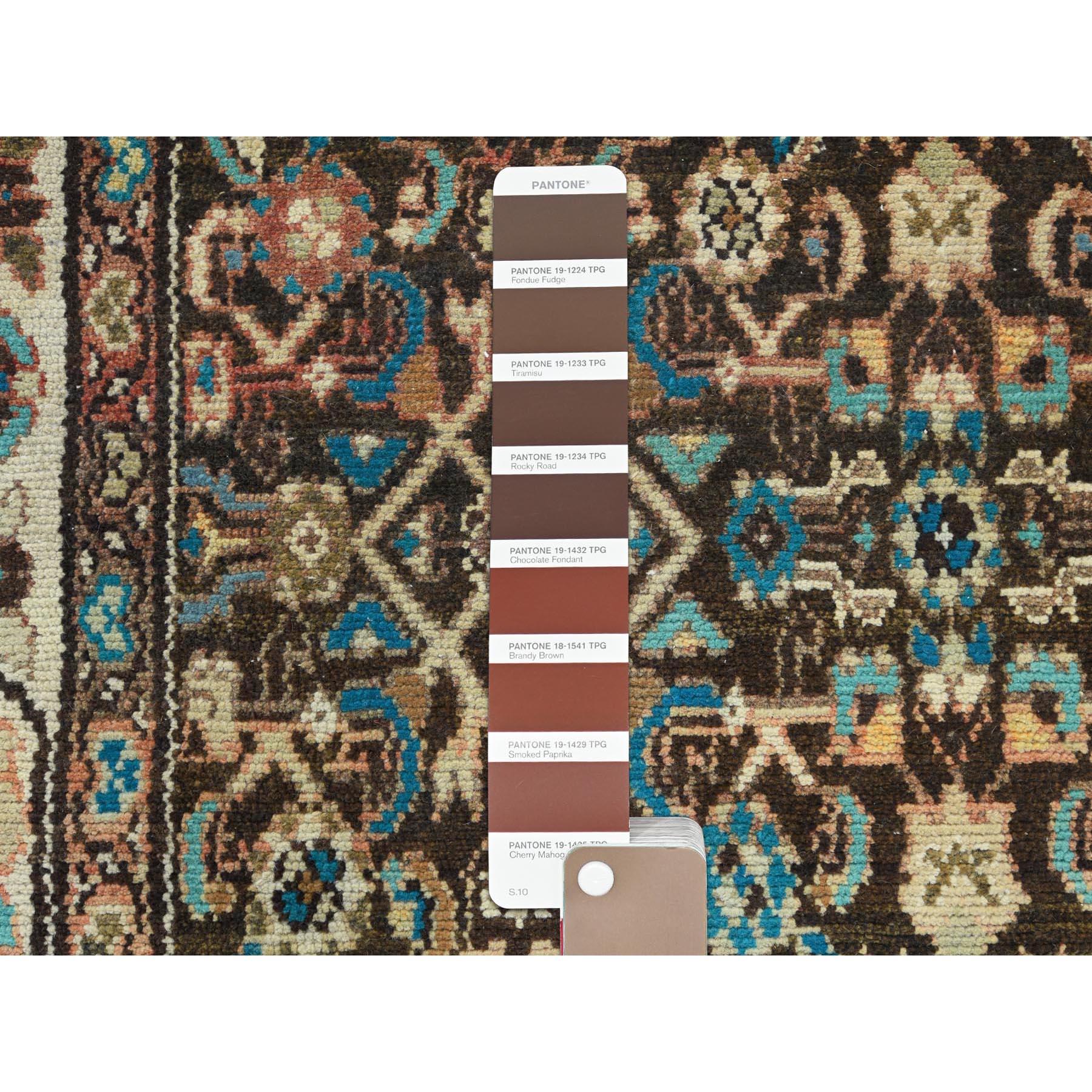 Perse Tapis persan vintage Hamadan en laine marron chocolat, usé à la main, noué à la main, vieilli en vente