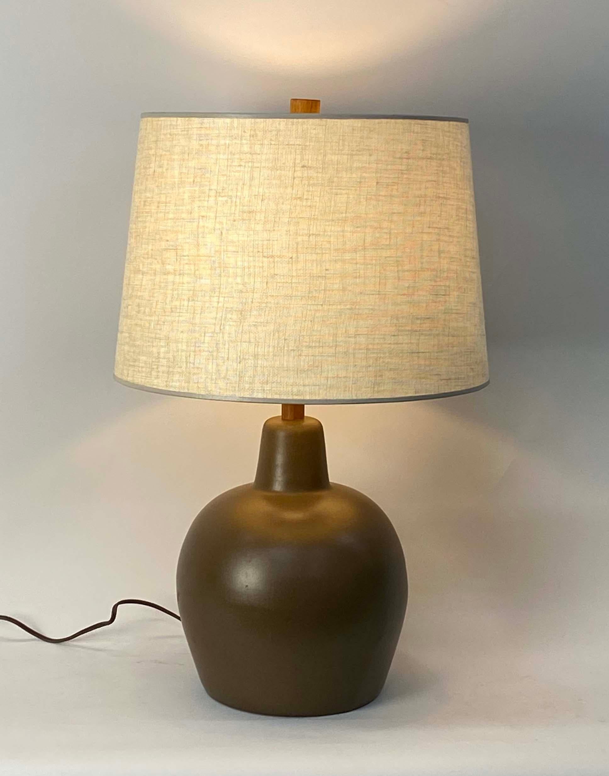 Lampe de table chocolat de Gordon & Jane Martz pour Marshall Studios en vente 3