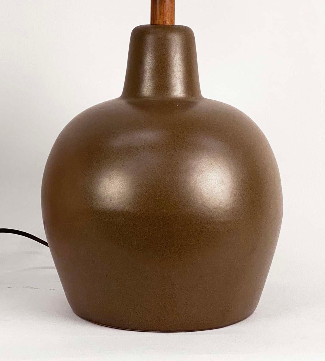 Mid-Century Modern Lampe de table chocolat de Gordon & Jane Martz pour Marshall Studios en vente