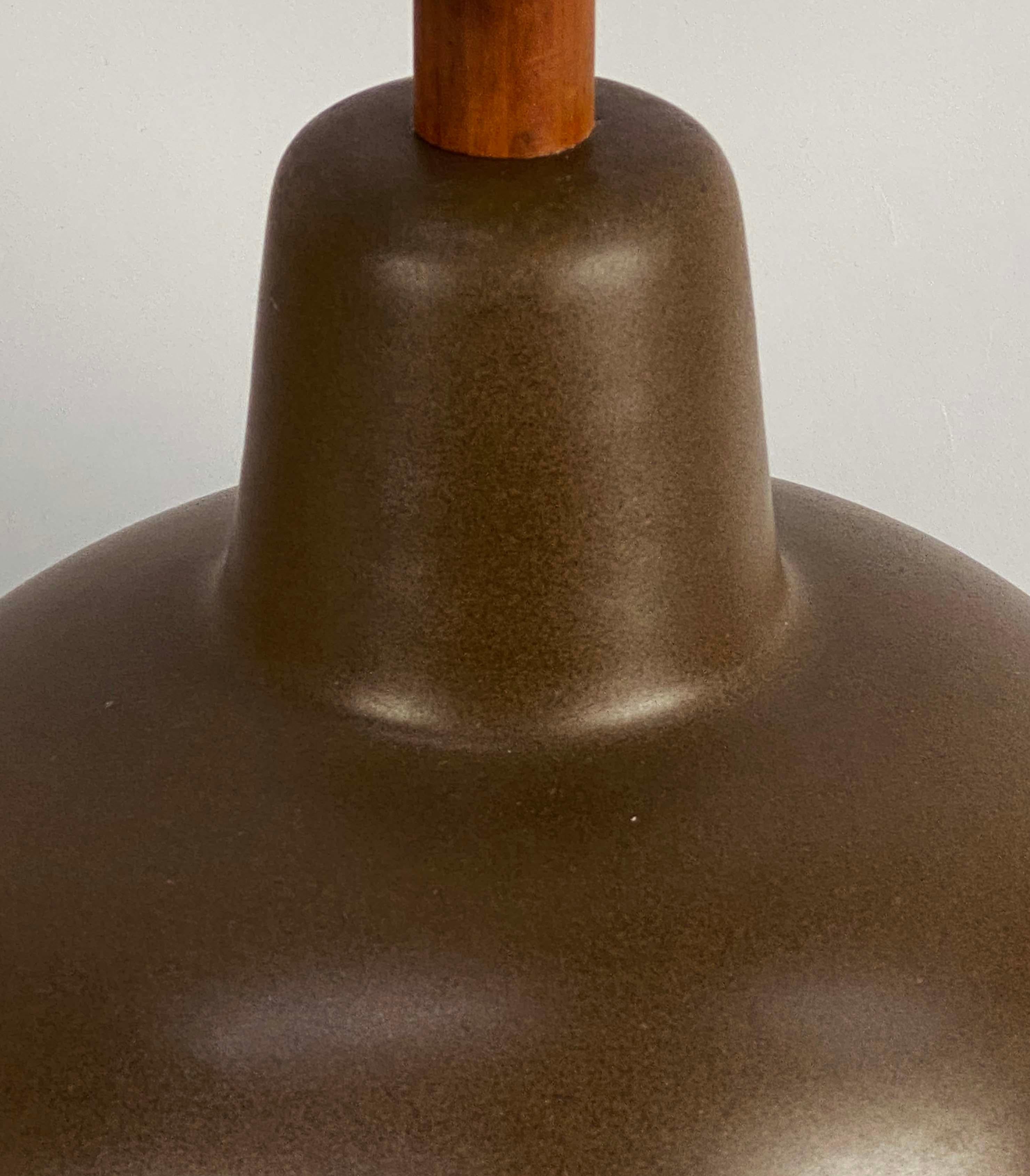 Américain Lampe de table chocolat de Gordon & Jane Martz pour Marshall Studios en vente