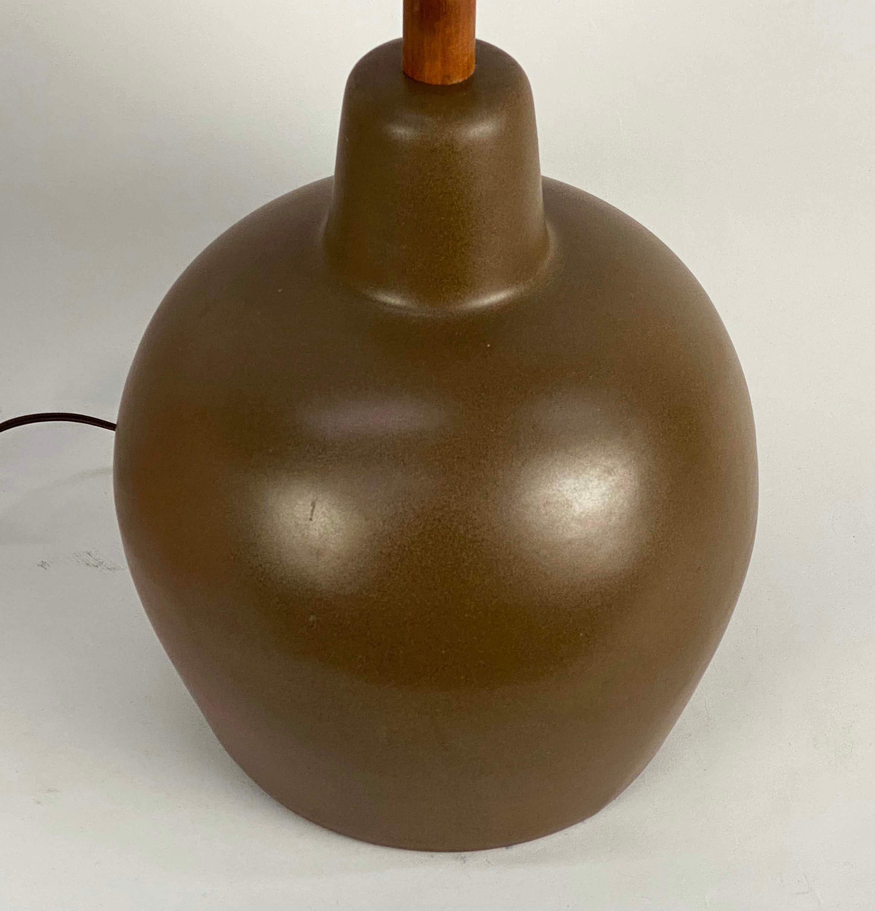 20ième siècle Lampe de table chocolat de Gordon & Jane Martz pour Marshall Studios en vente