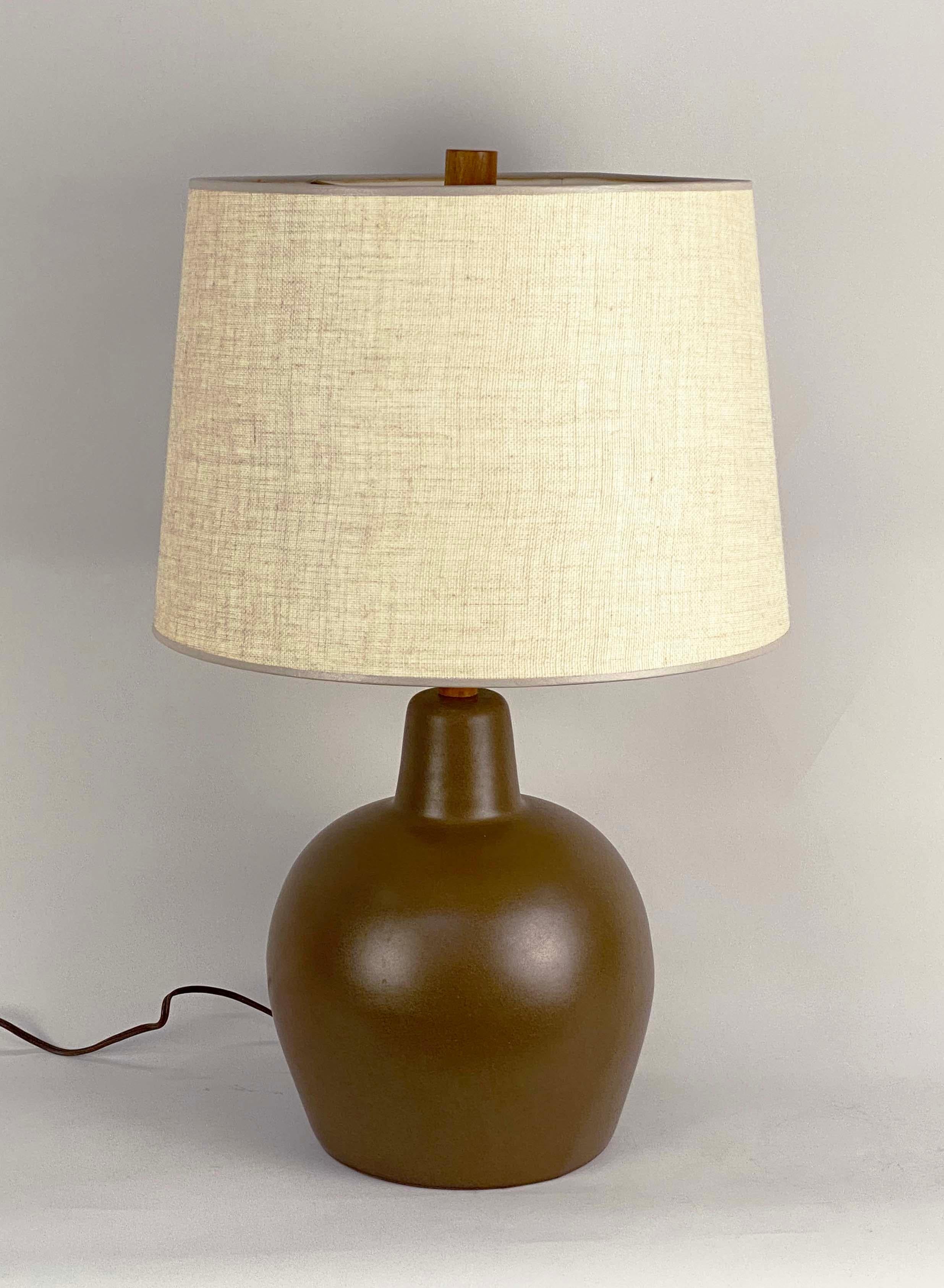 Céramique Lampe de table chocolat de Gordon & Jane Martz pour Marshall Studios en vente