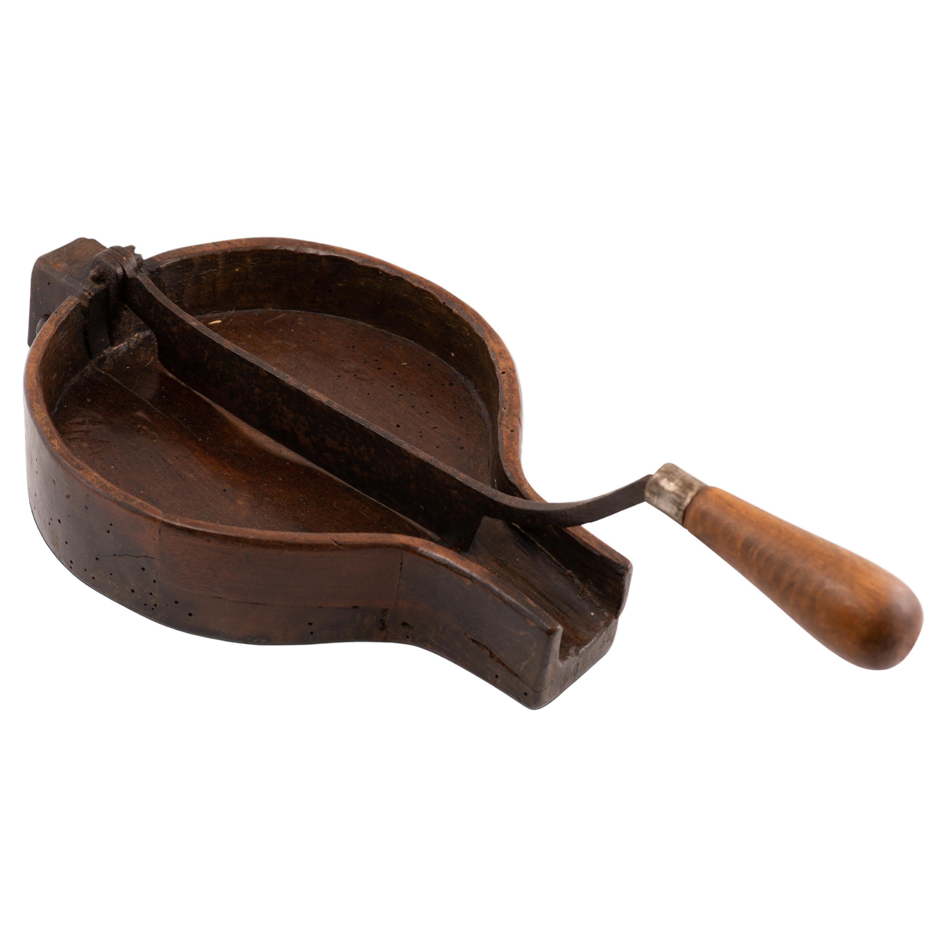 Découpeur de chocolat. Wood, métal. 19e siècle .