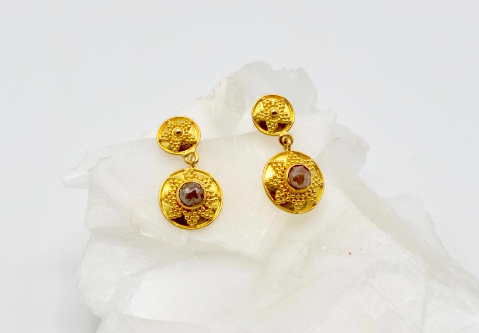 Schokoladen-Diamant 1,1 Karat und 22 Karat Gold Granulierter Stil Post Ohrringe (Byzantinisch) im Angebot