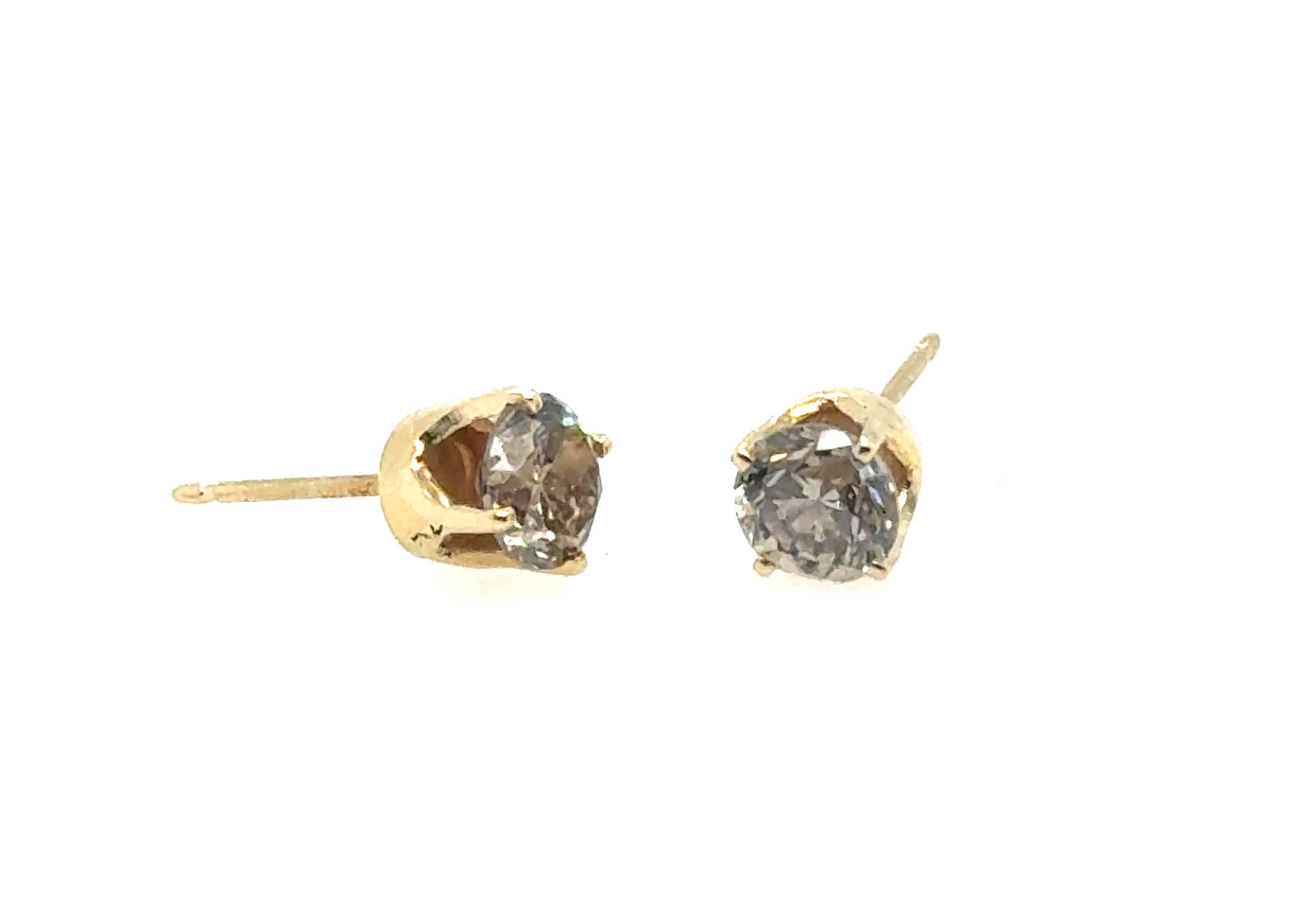 Schokoladen-Diamant-Ohrstecker 1 Karat Rundbrillant 14K Gelbgold


Merkmale Zwei echte natürliche Diamanten mit rundem Brillantschliff aus Schokolade

Klassische Ohrstecker

Garantiert vererbbar an künftige Generationen 

100% natürliche Diamanten