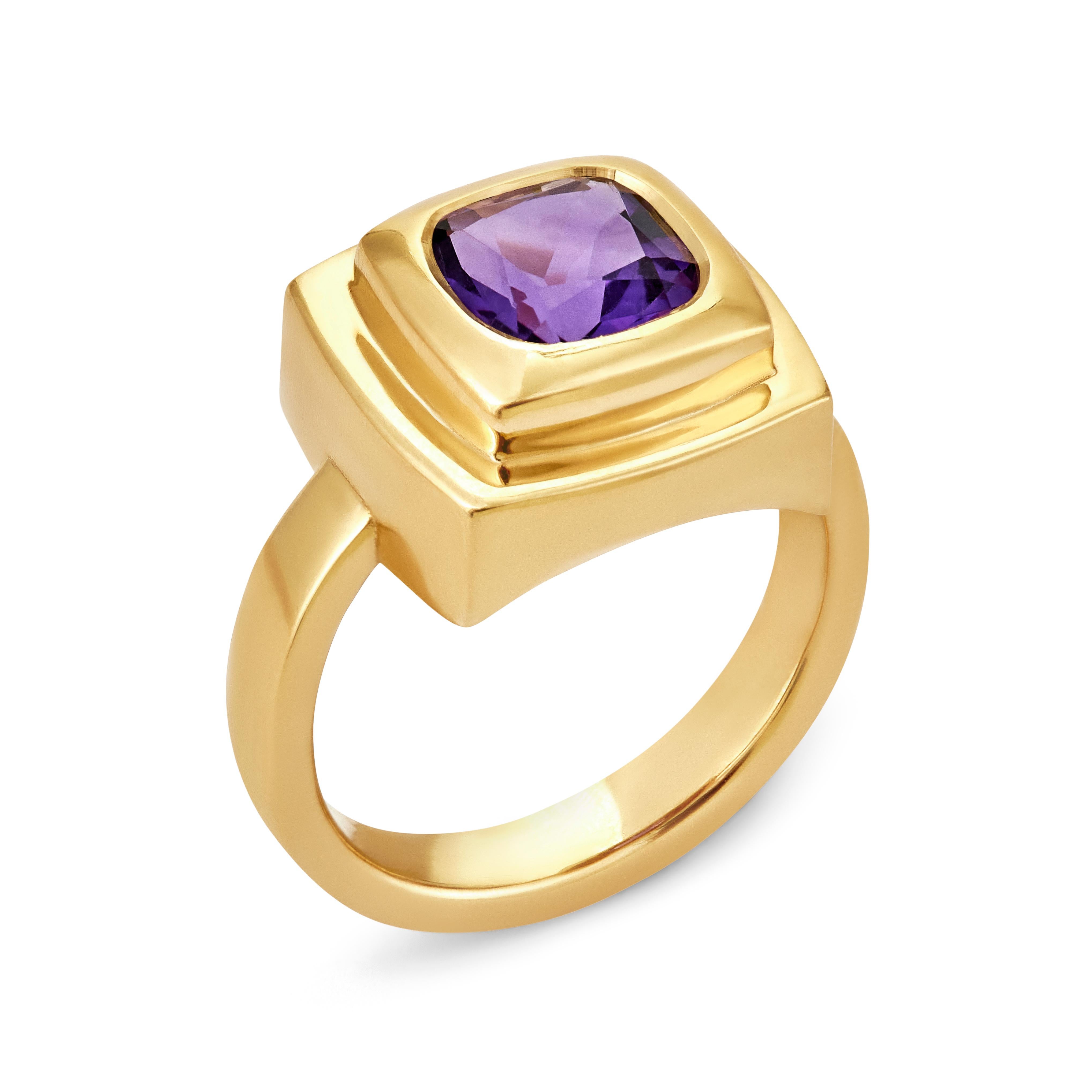 Incarnant le charme irrésistible du violet du chocolat Cadbury's , la bague en améthyste chocolatée éblouit par ses teintes violettes royales qui captivent les sens. Offrez-vous ou offrez à un être cher cette pièce exquise, où chaque regard suscite