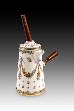 Chocolatero. Porcelana esmaltada, madera, etc. Sèvres, Francia, finales del siglo XVIII