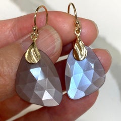 Orecchini con ciottoli di pietra di cioccolato e cappuccio in oro giallo 14 carati di K.Mita