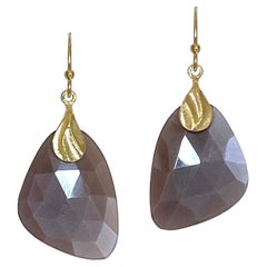 K.Mita Boucles d'oreilles en forme de galets en or jaune 14 carats et pierre de lune chocolat