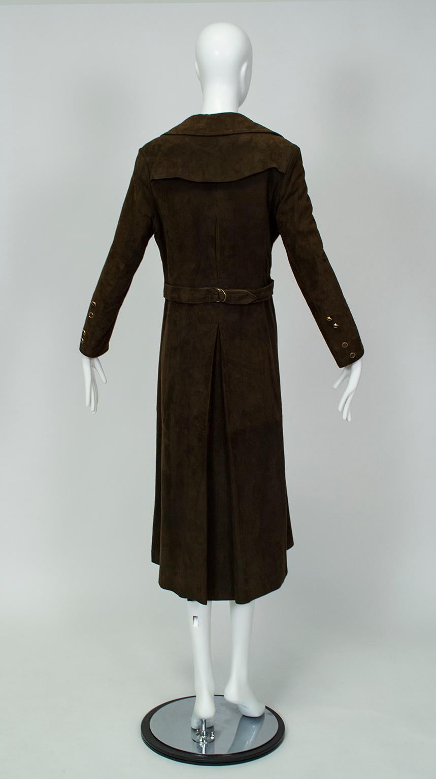 Trench-coat princesse militaire en daim marron chocolat à pleine longueur, taille S-M, années 1970 Excellent état - En vente à Tucson, AZ