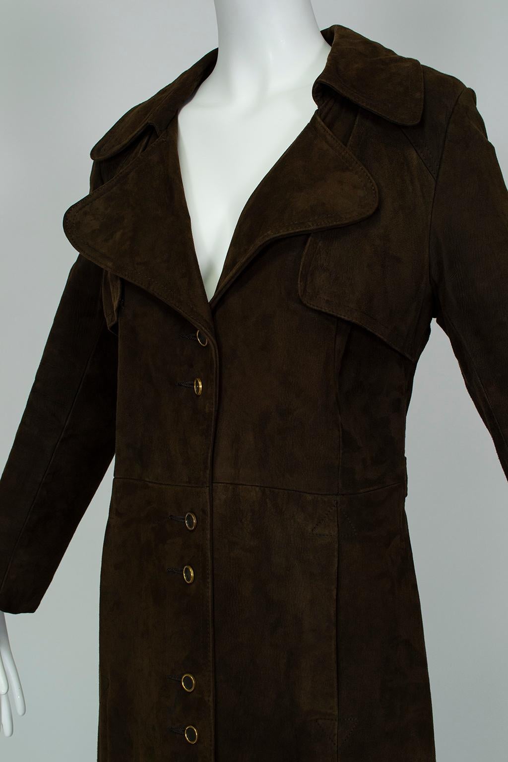 Trench-coat princesse militaire en daim marron chocolat à pleine longueur, taille S-M, années 1970 Pour femmes en vente