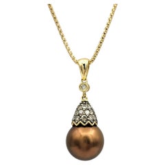 Collar Colgante de Perla Tahitiana Chocolate y Diamantes en Oro Amarillo de 14 Kilates