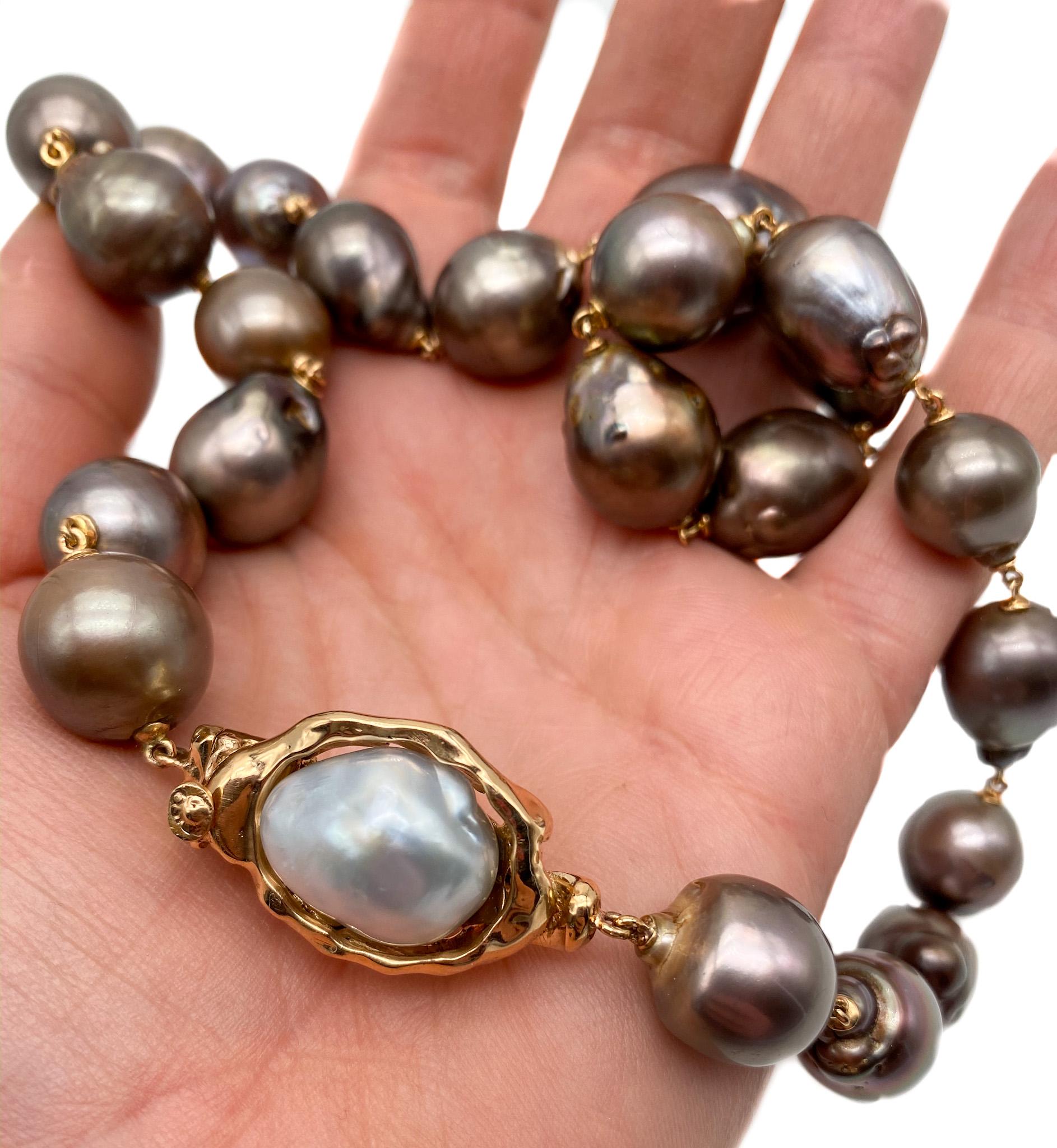 Women's or Men's Chocolate Tahitian Pearls Necklace 18K Gold Clasp with Australian Baroque Pearl For Sale