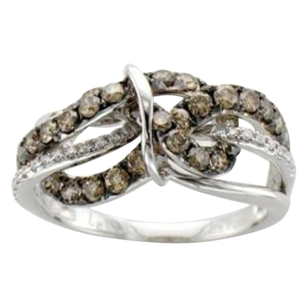 Anillo Chocolatier con diamantes de chocolate y vainilla engastados en oro vainilla de 14 quilates