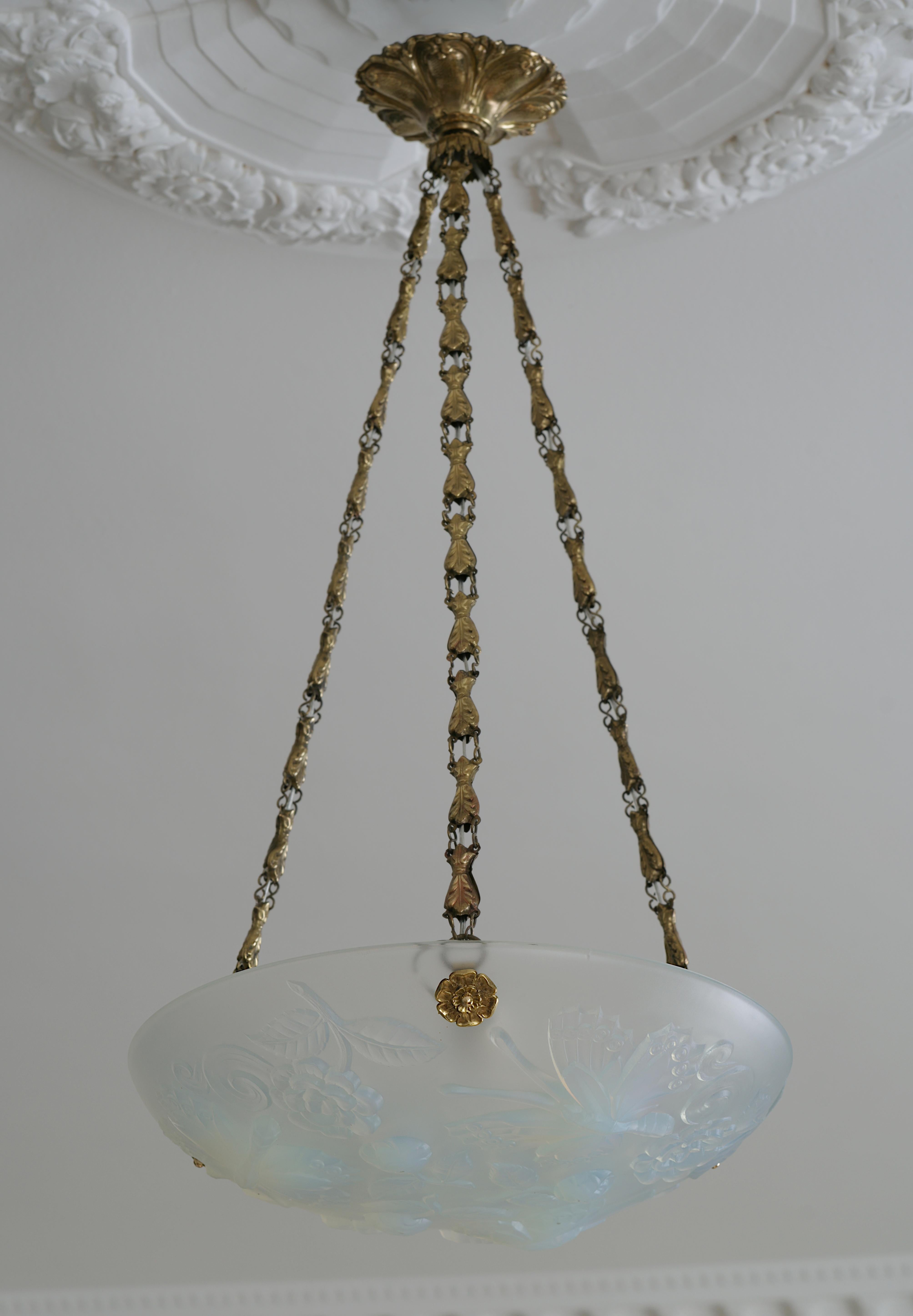 Choisy-le-Roi Art Deco Butterfly Opalescent Pendant Chandelier, 1920 In Excellent Condition For Sale In Saint-Amans-des-Cots, FR