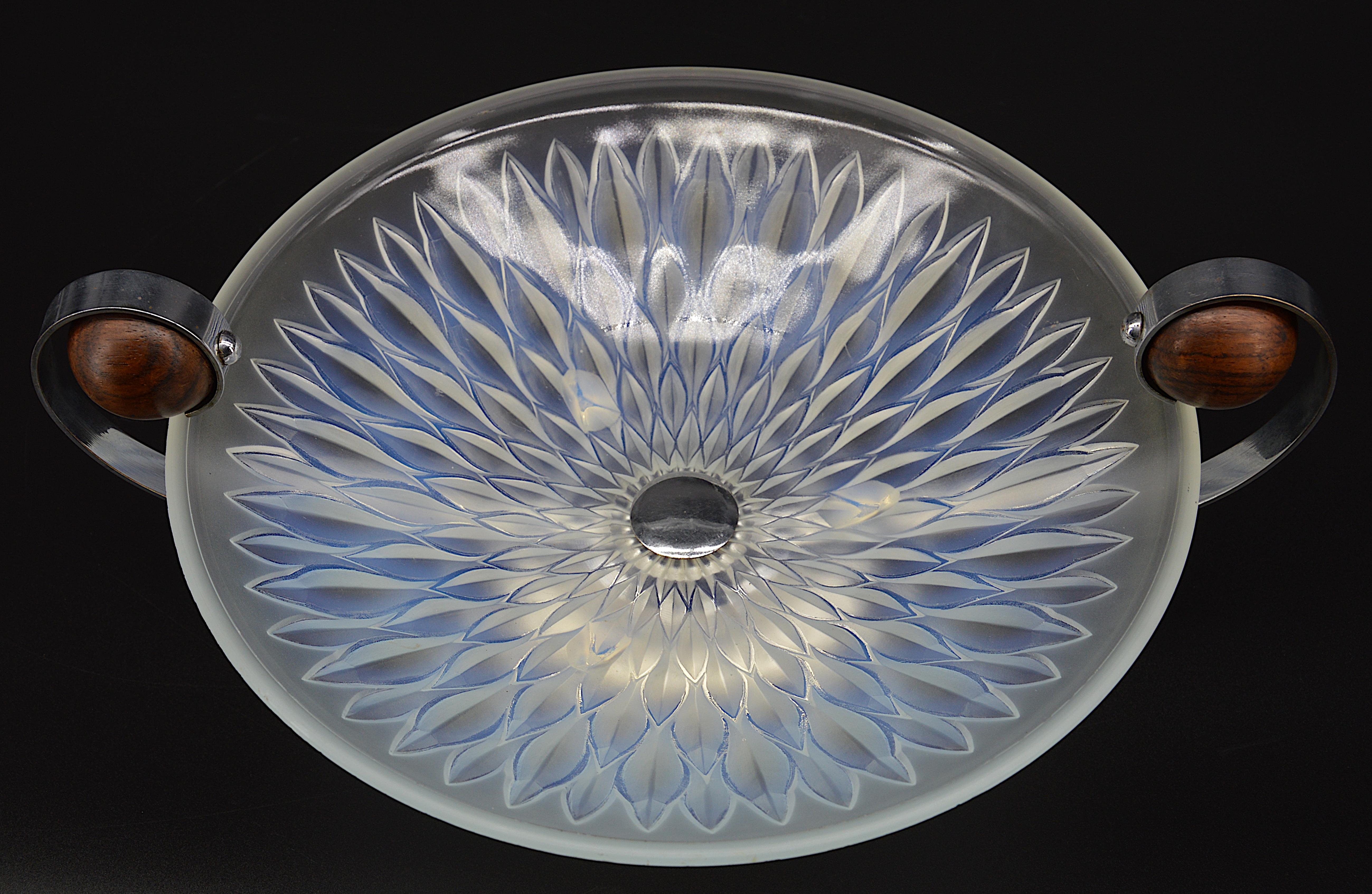 Choisy-le-Roi French Art Deco Opalescent Glass Center Bowl, 1930 In Good Condition In Saint-Amans-des-Cots, FR