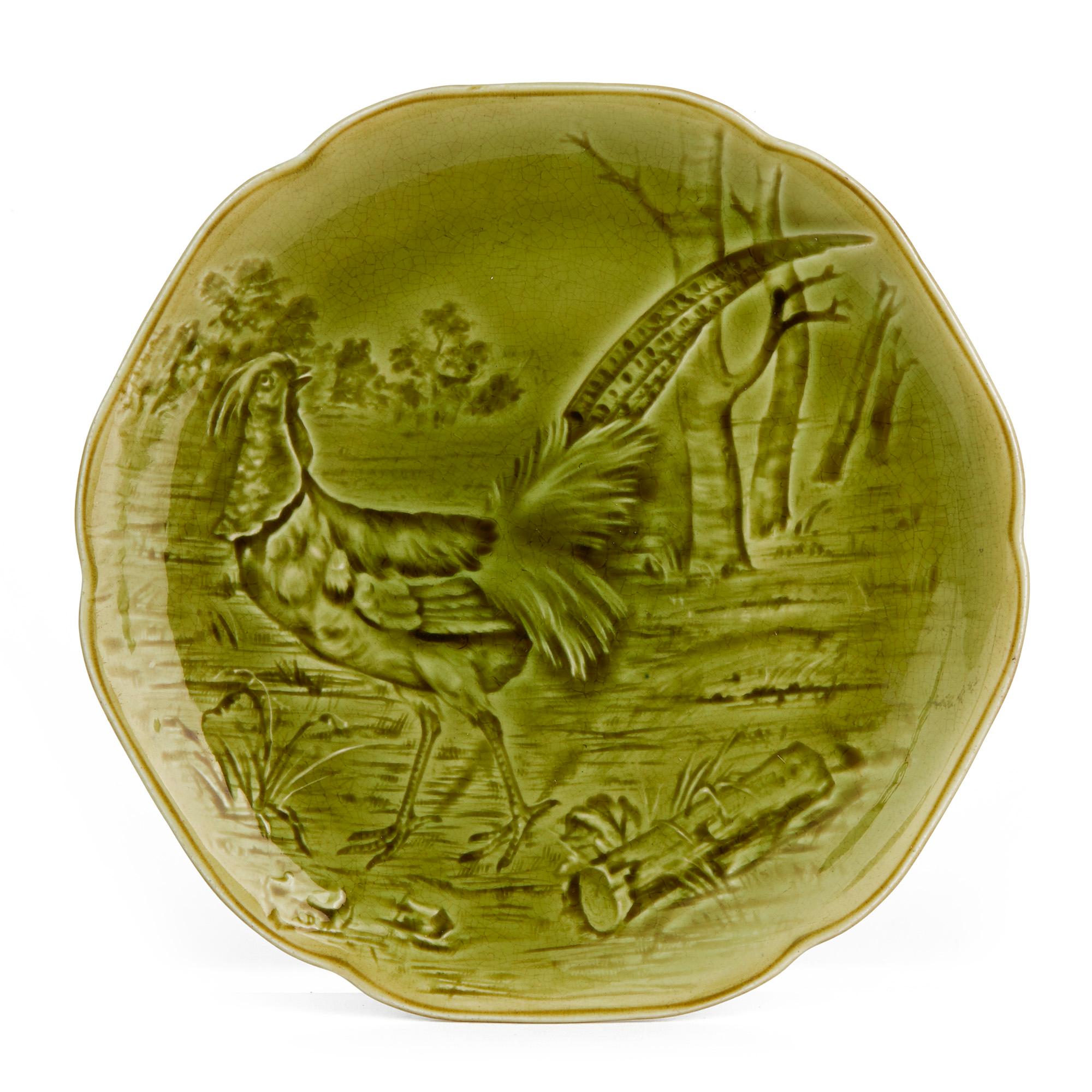 Grüner Majolika-Teller mit Fasanenmotiv von Choisy-le-Roi, 19. Jahrhundert (Ästhetizismus) im Angebot