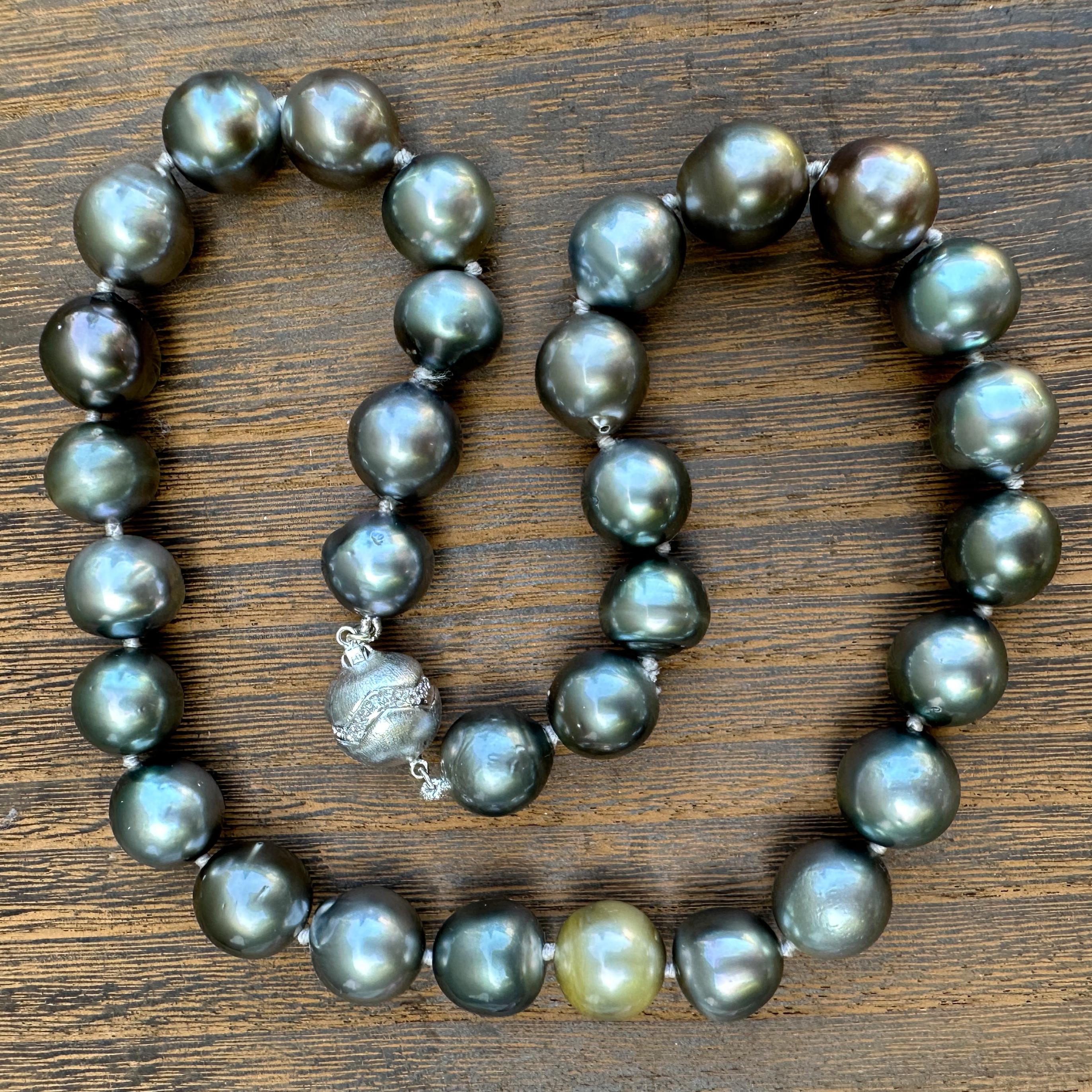 Choker-Length Strand of 11.5mm Tahitian Pearls w White Gold & Diamond Ball Clasp In New Condition For Sale In Sherman Oaks, CA