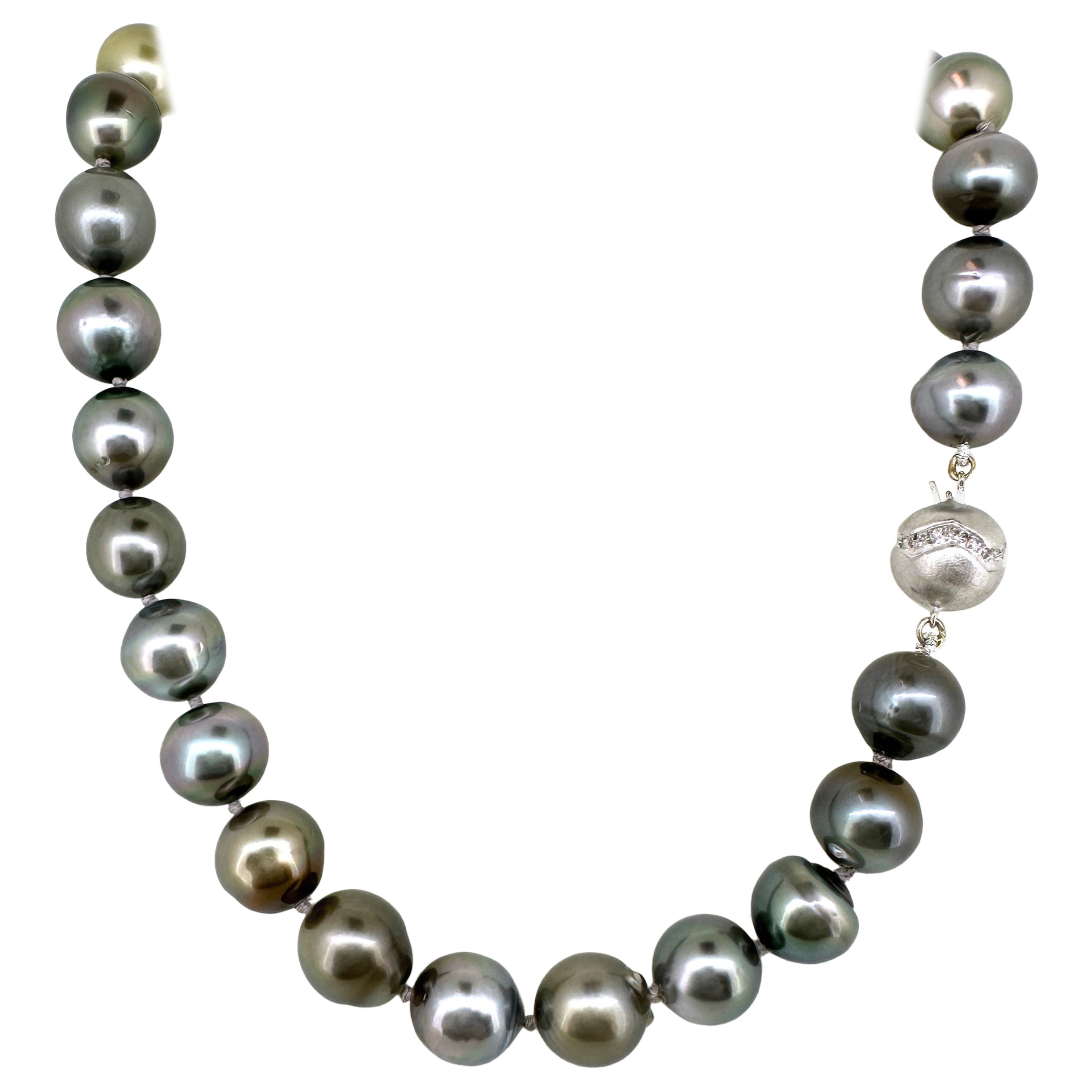 Choker-Länge Strang aus 11,5 mm Tahiti-Perlen mit Kugelverschluss aus Weißgold und Diamant im Angebot