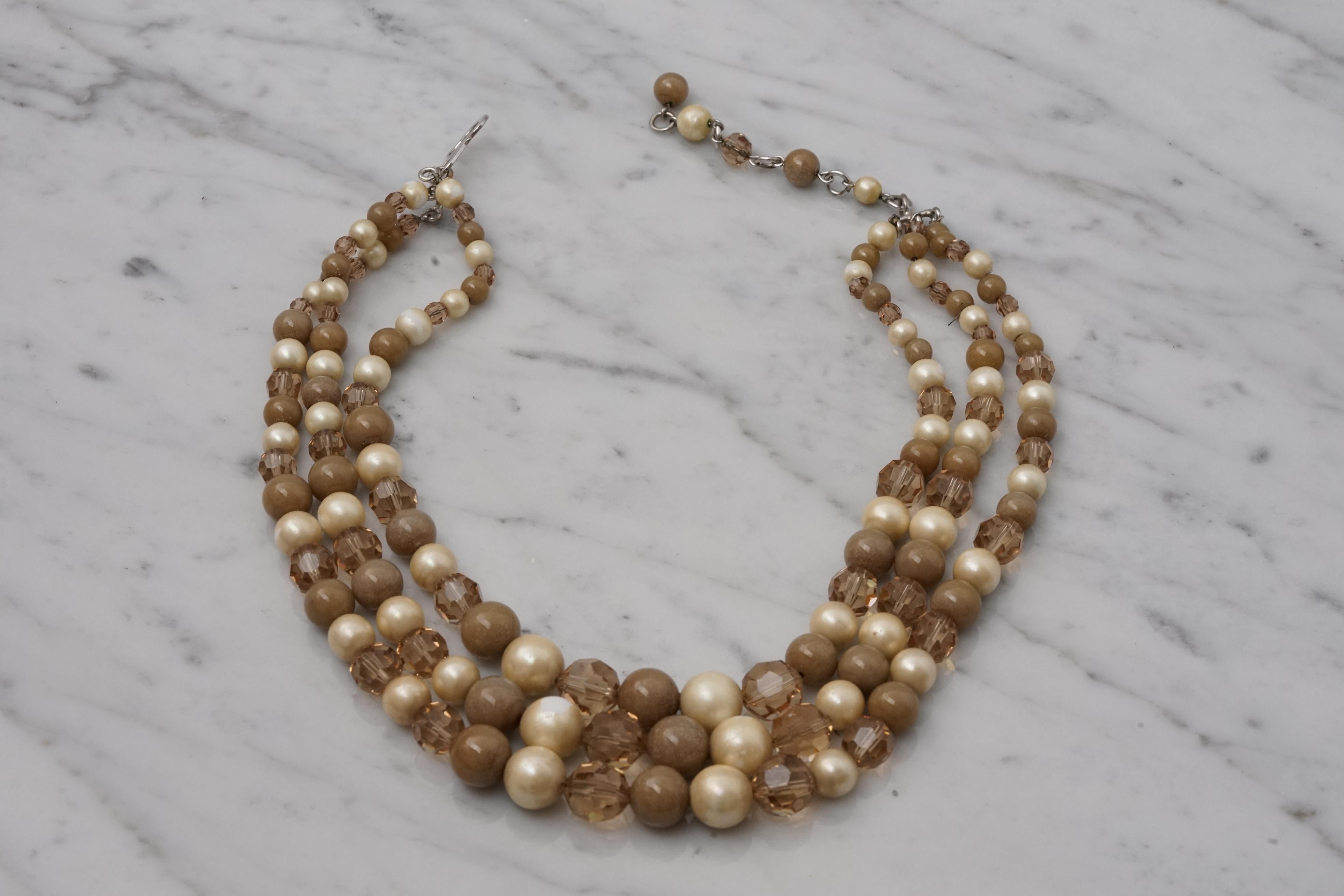 Raro pezzo da collezione - Collana vintage di Christian Dior con pietre di vetro sfaccettate e le iconiche perle di Dior

Un eccezionale collier vintage di Christian Dior, squisitamente realizzato con scintillanti pietre di vetro sfaccettate,