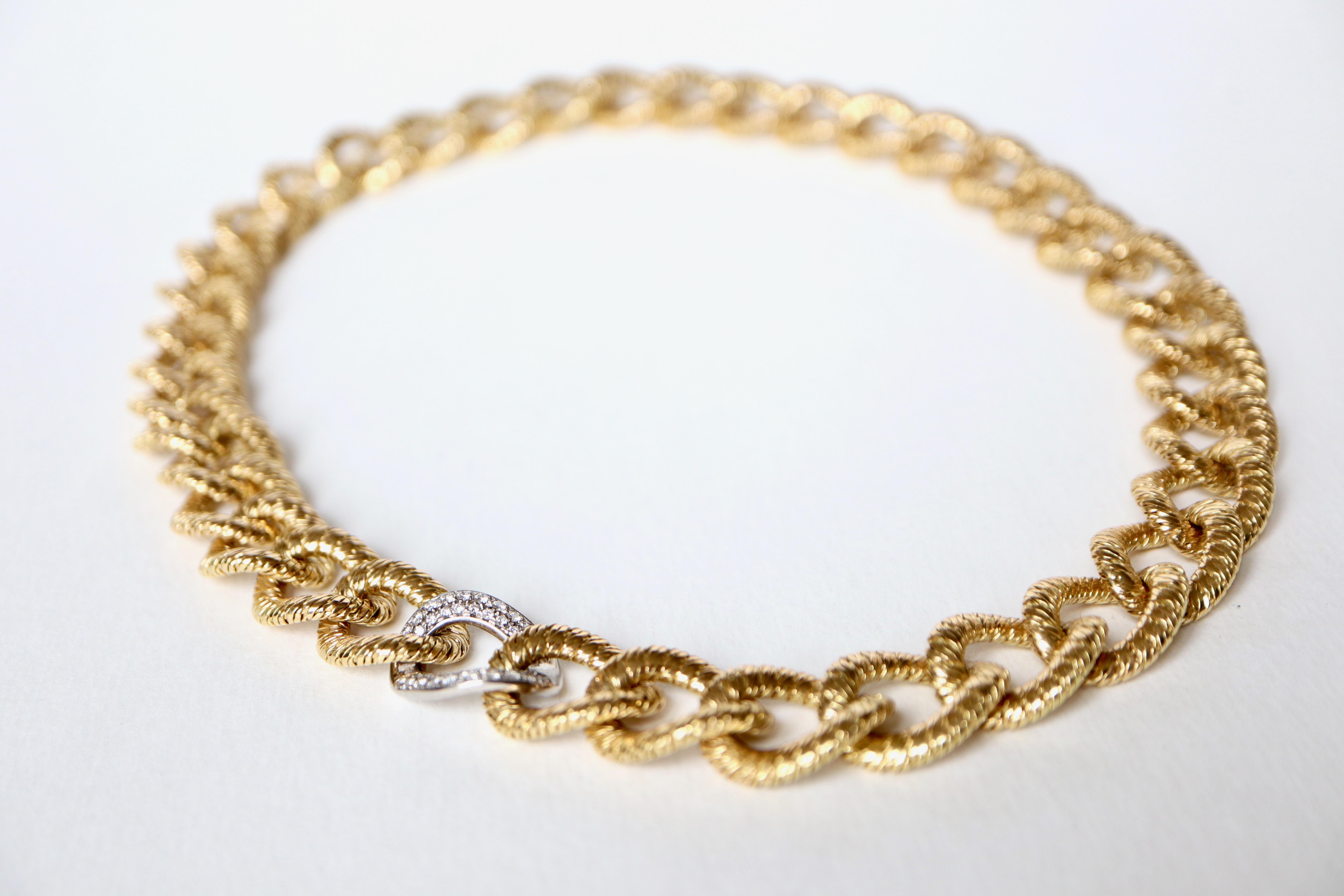 American link necklace in 18 kt yellow gold and Diamonds. Choker-shaped, this American mesh necklace is composed of links in wound gold threads retaining in its center a white gold link paved with diamonds for approximately 0.8 to 1 carat.
Length: