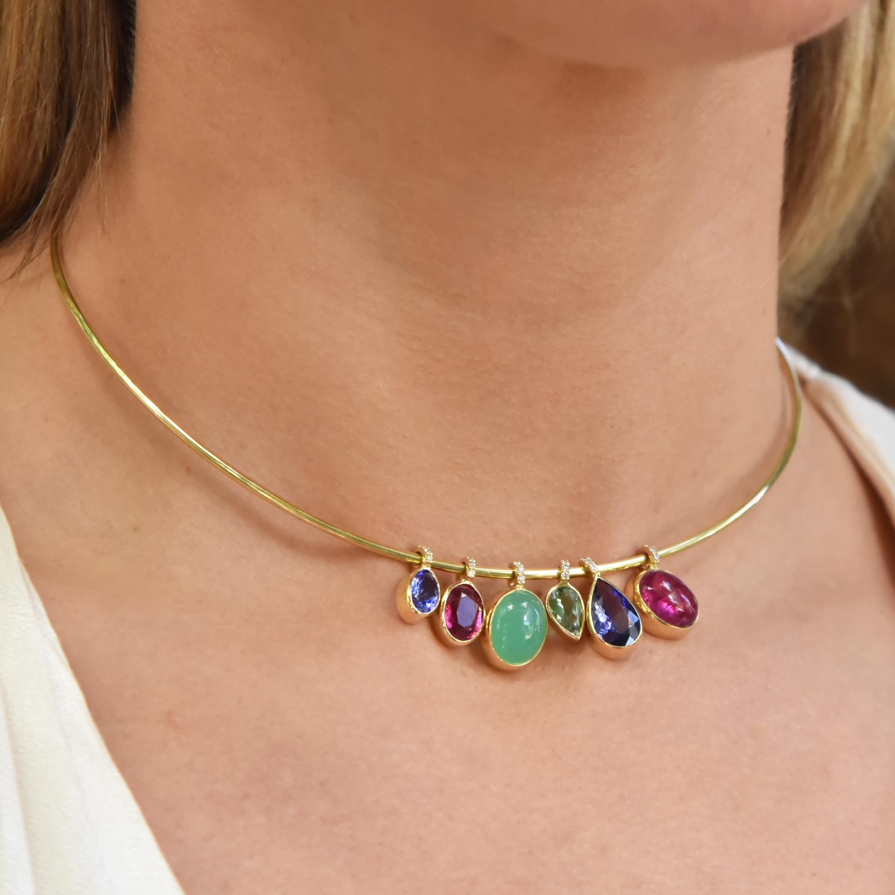 Contemporaneo Collana girocollo in oro giallo 18 kt con diamanti e pietre colorate in vendita