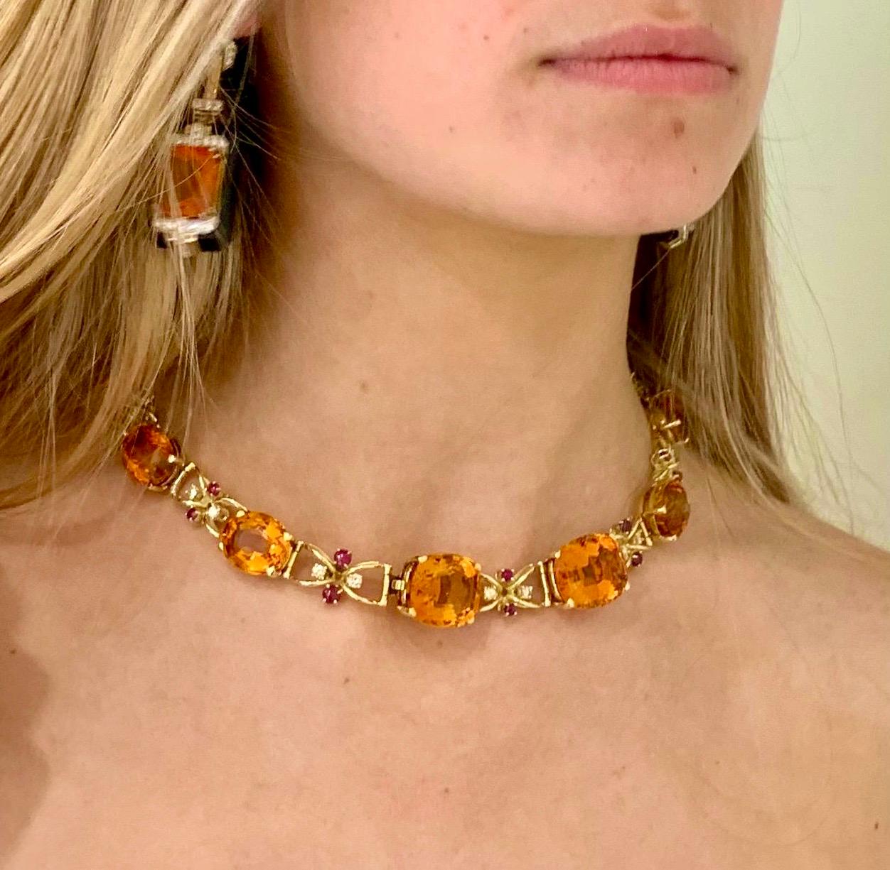 Choker-Halskette aus Gelbgold, orangefarbenem Quarz, Diamanten und Rubinen (Ovalschliff) im Angebot