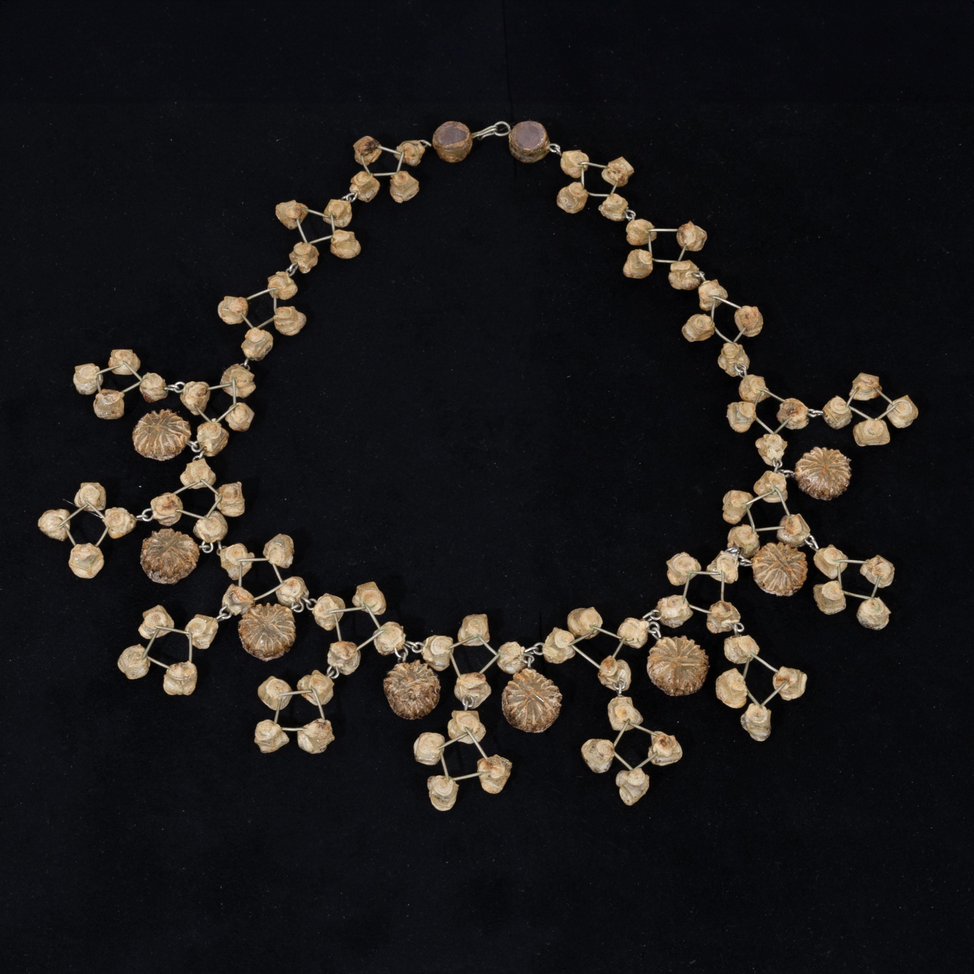 Choker Talosel necklace with inlaid mirror decorations (Model called Reine de Saba) by Line Vautrin.
Light beige Talosel necklace inlaid with mirrors in shades of pink.
Named by the artist “Queen of Sheba” – Embodying “wealth and beauty bowing