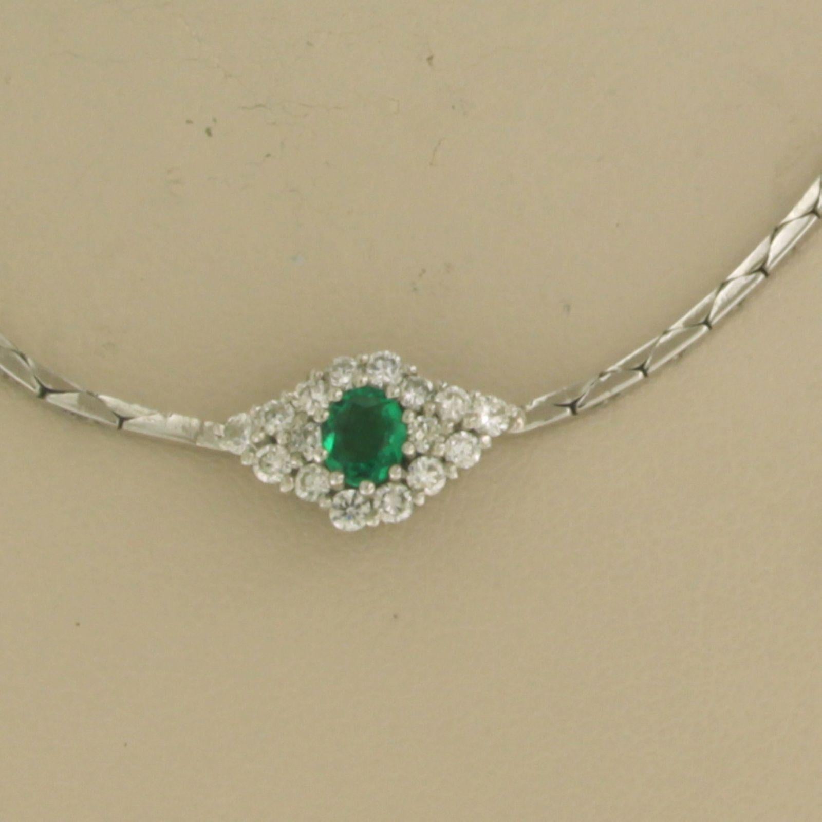 18k white gold necklace set with emerald to. 0.40ct and brilliant cut diamond 0.40ct - F/G - VS/SI - 40 cm long

Detailed description

the length of the necklace is 40 cm long by 1.3 mm wide

dimensions of the center piece are 1.3 cm wide by 8.2 mm