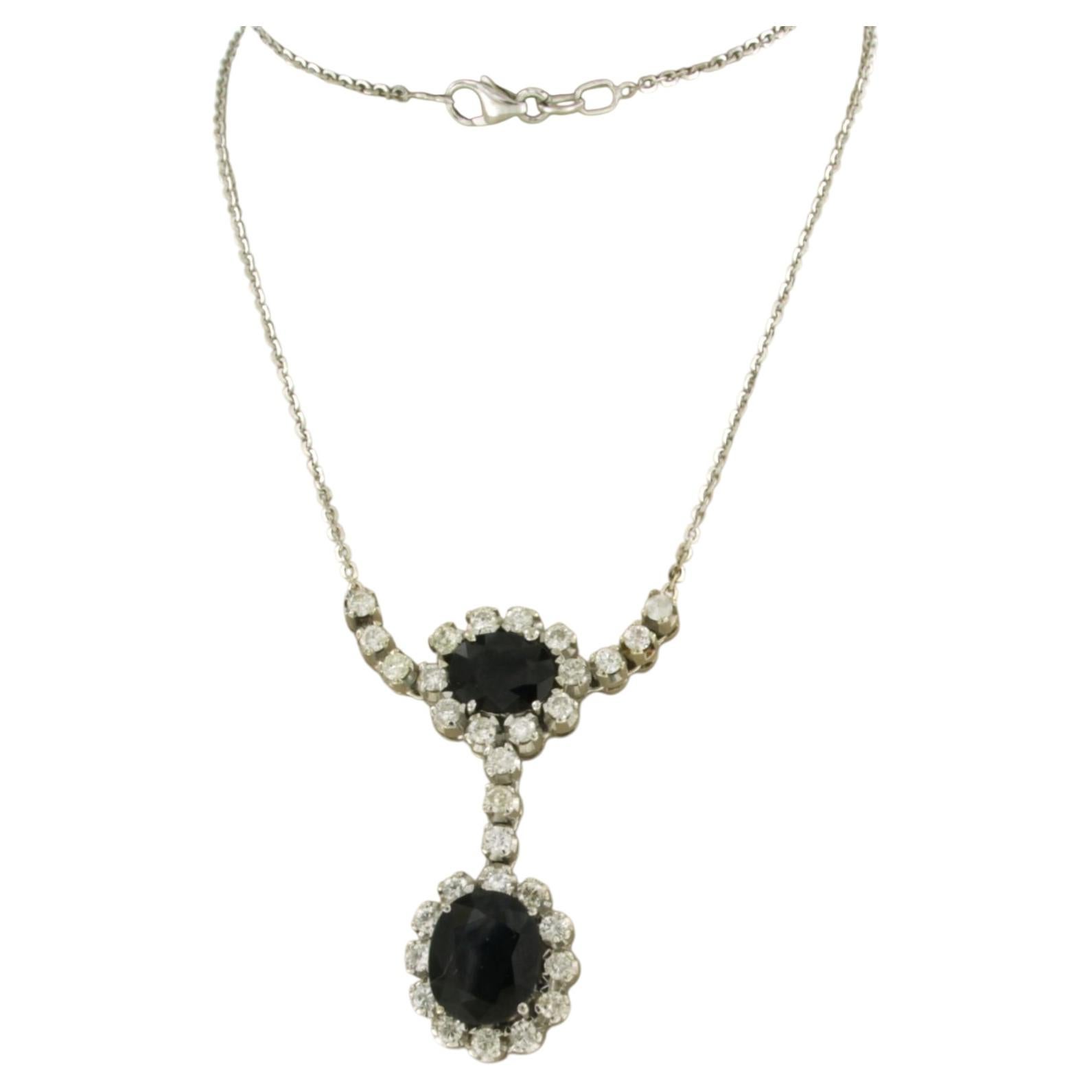 Collier ras-du-cou serti de saphirs et de diamants taille brillant d'un poids total allant jusqu'à 1,00 ct, en or 18 carats